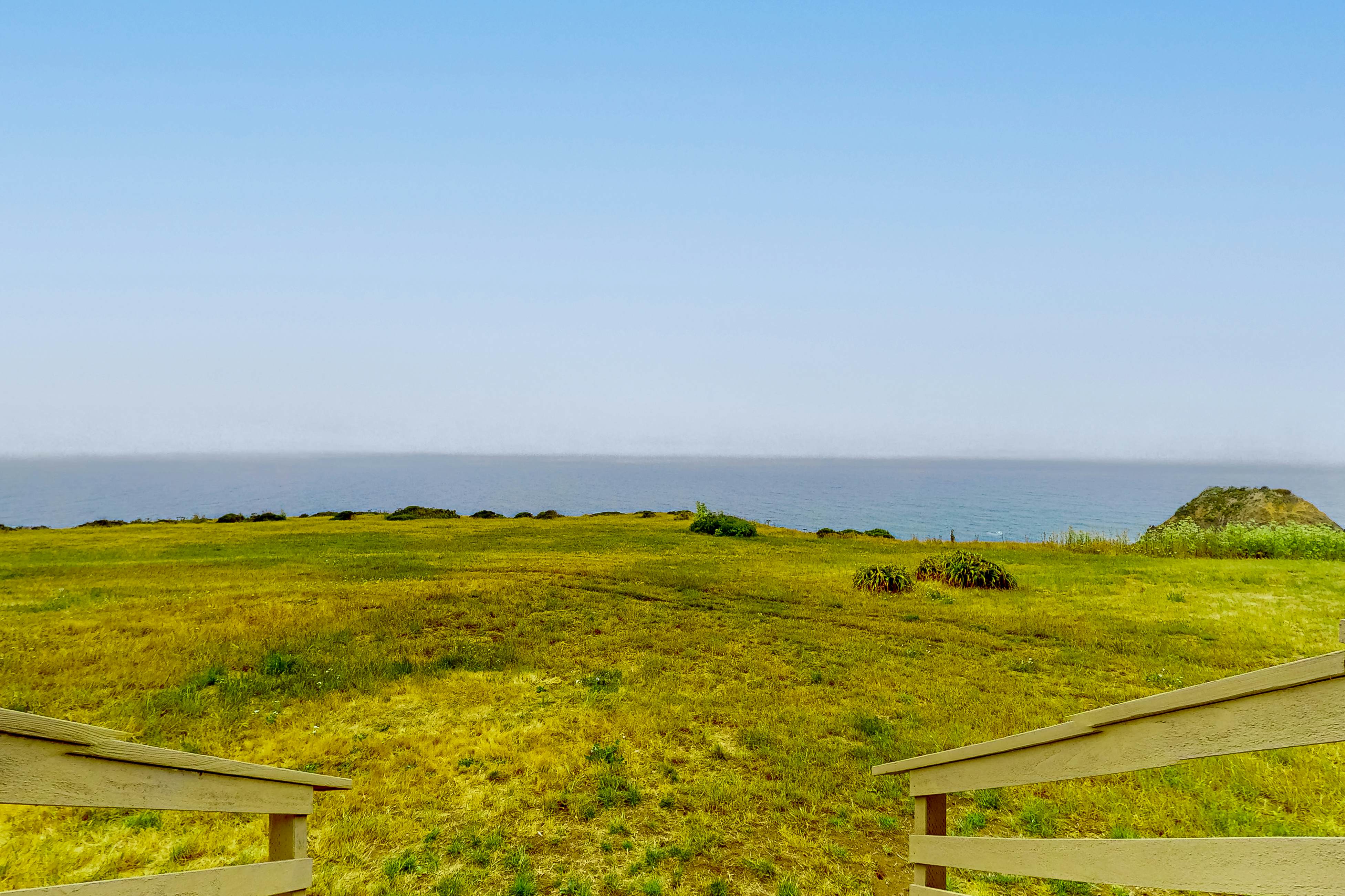 Elk Beach House: Ocean Views, Deck & Grill