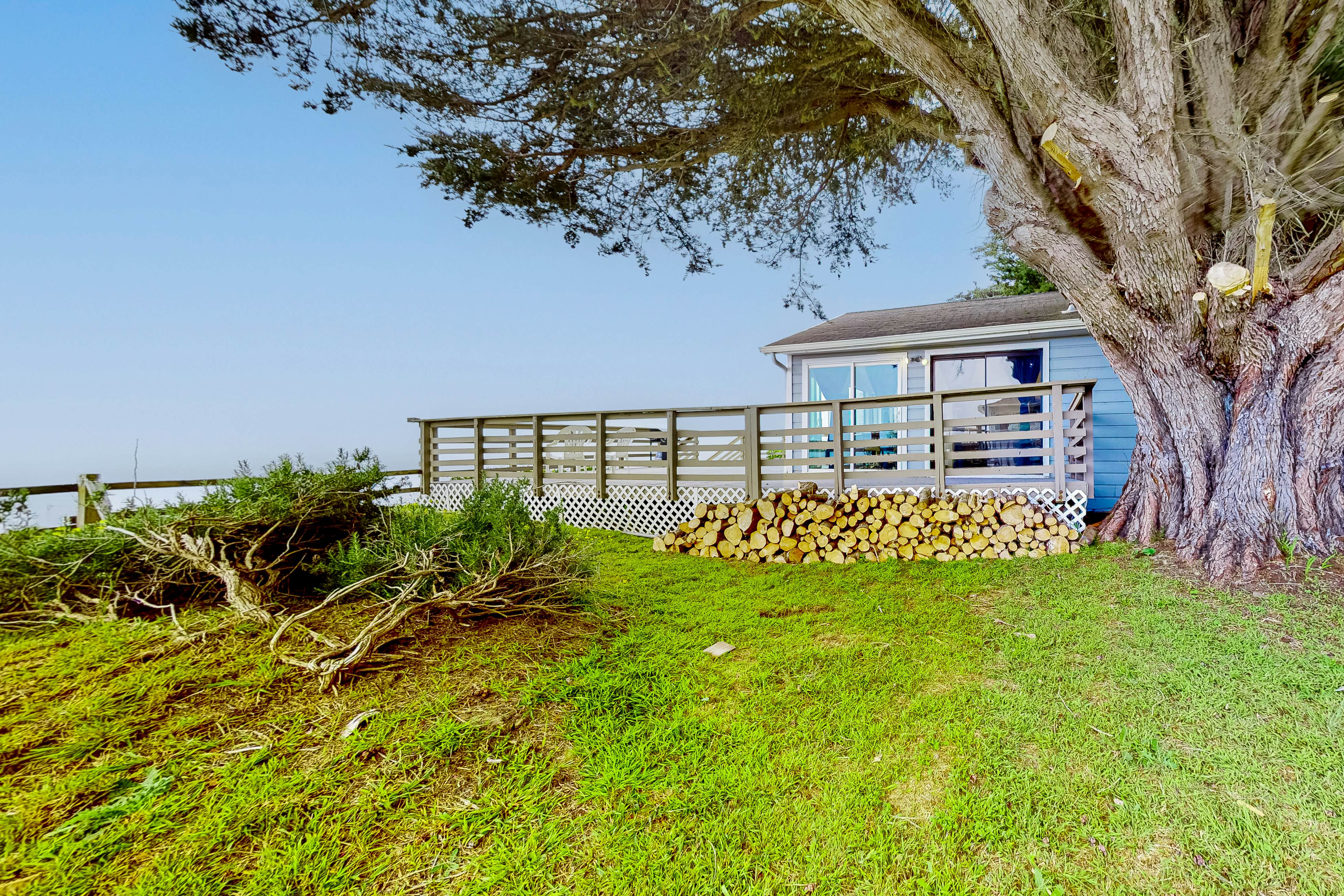 Elk Beach House: Ocean Views, Deck & Grill