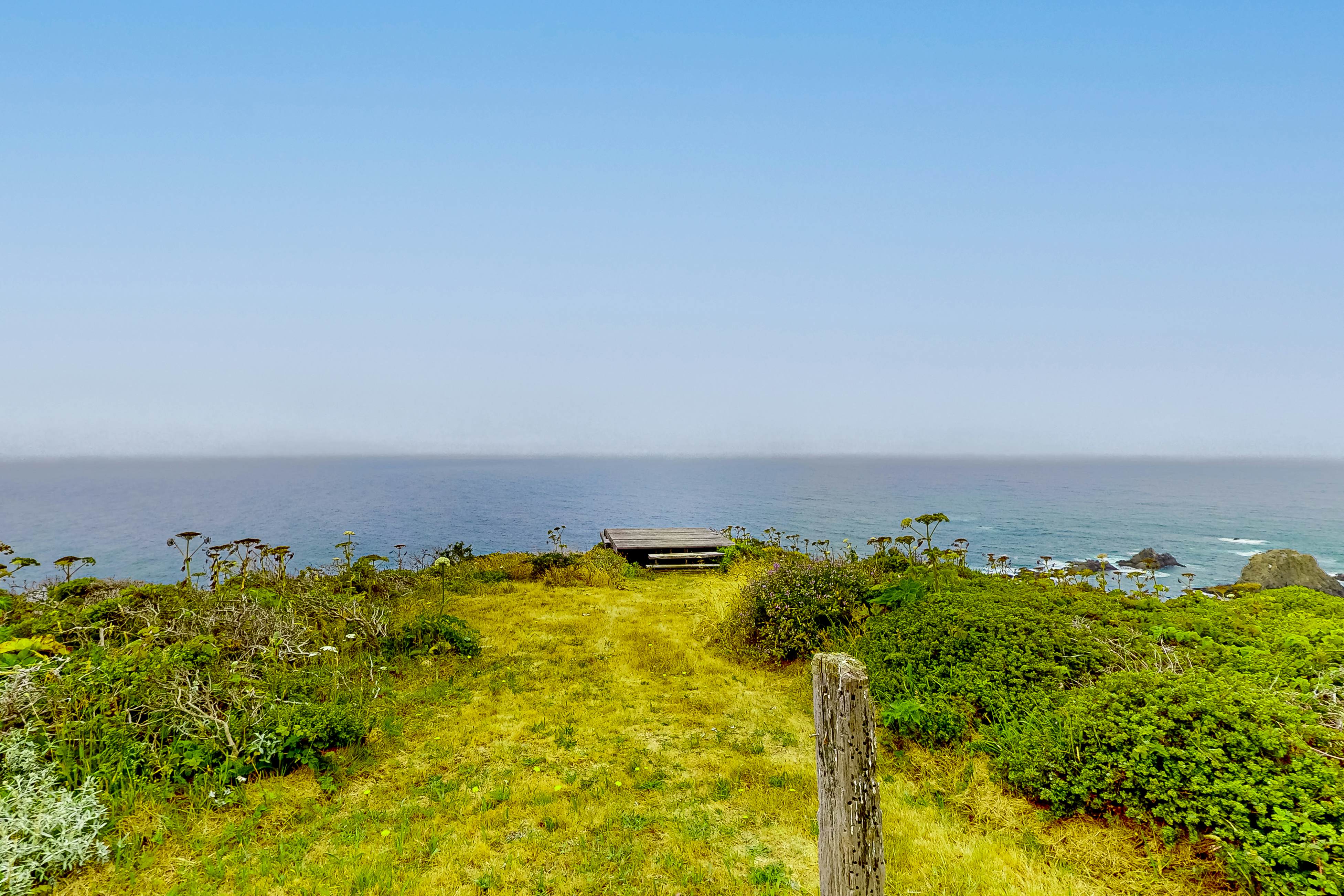Elk Beach House: Ocean Views, Deck & Grill