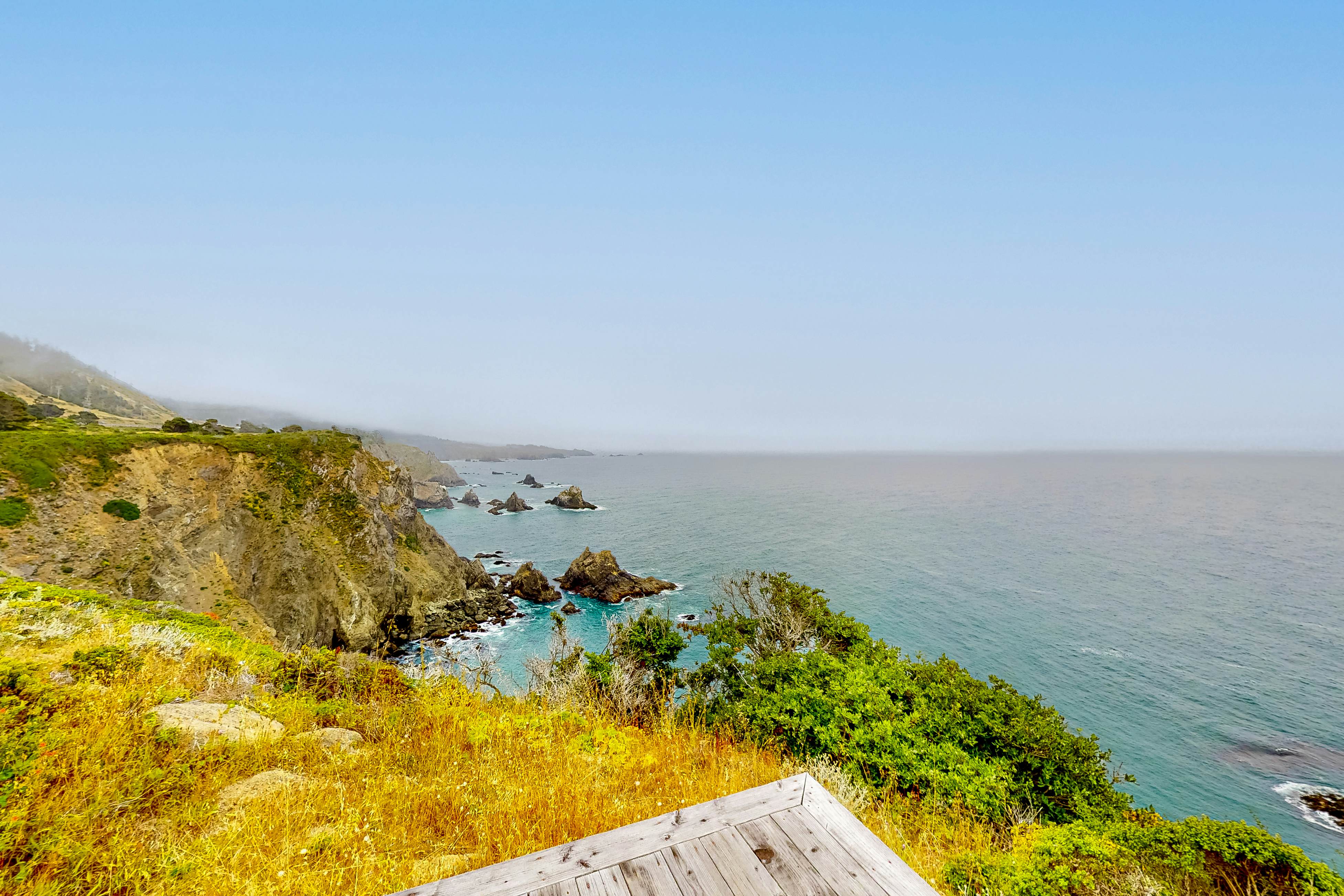 Elk Beach House: Ocean Views, Deck & Grill