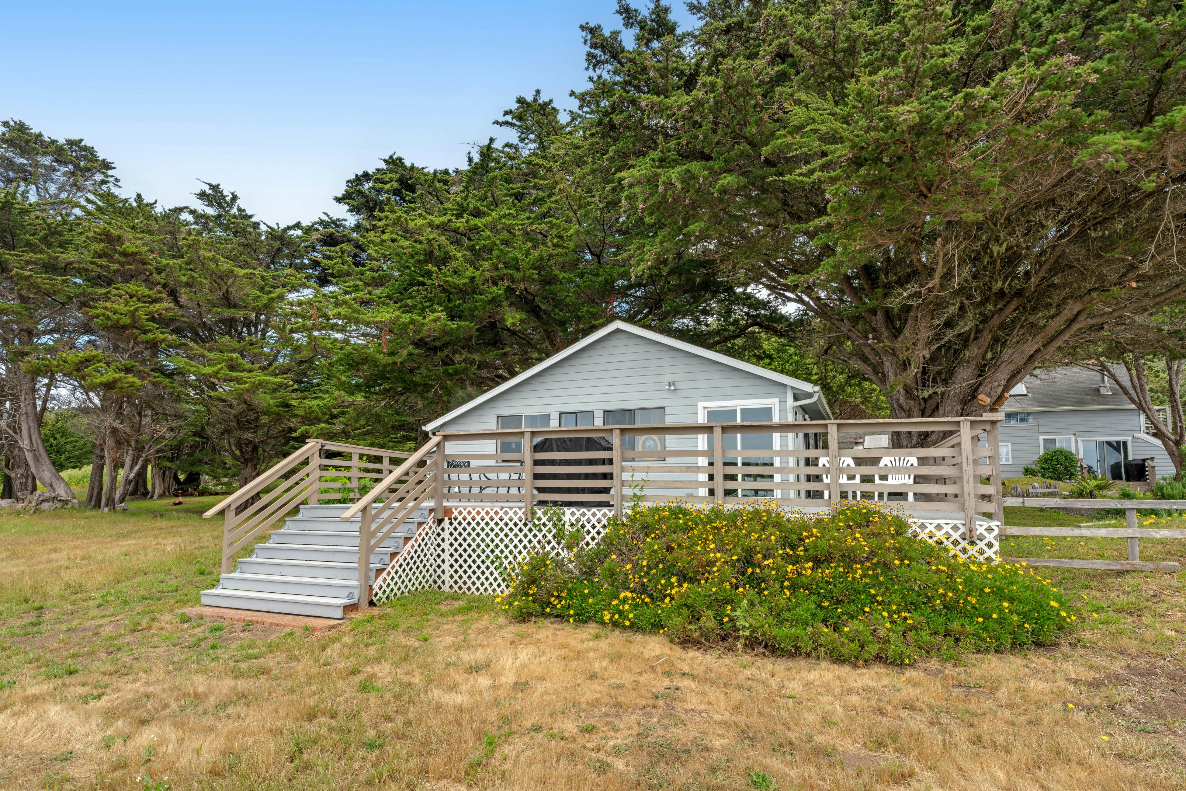 Elk Beach House: Ocean Views, Deck & Grill