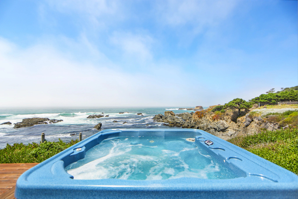 Relaxing Oceanfront Retreat with Hot Tub
