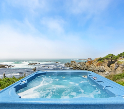 Relaxing Oceanfront Retreat with Hot Tub