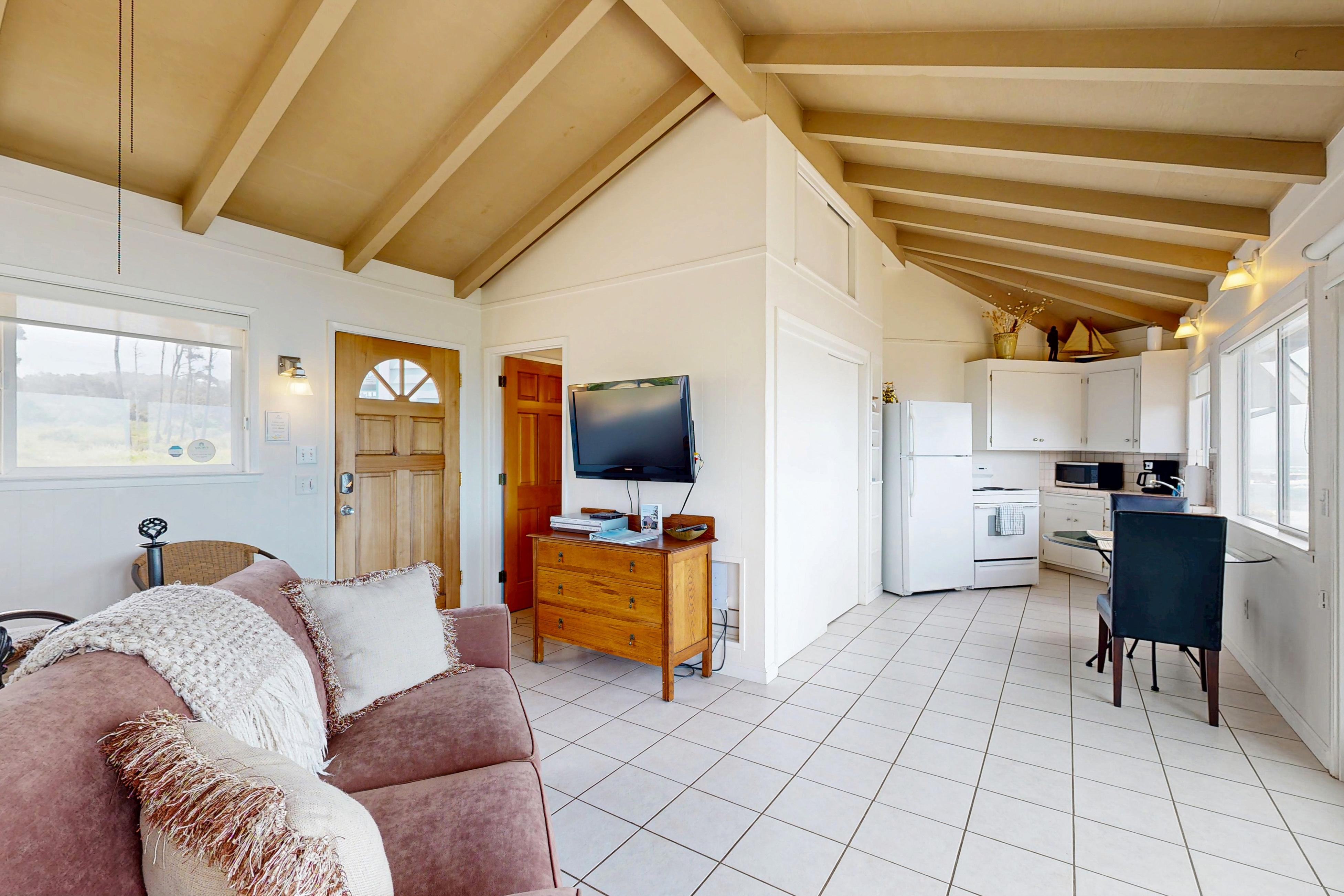 Relaxing Oceanfront Retreat with Hot Tub 