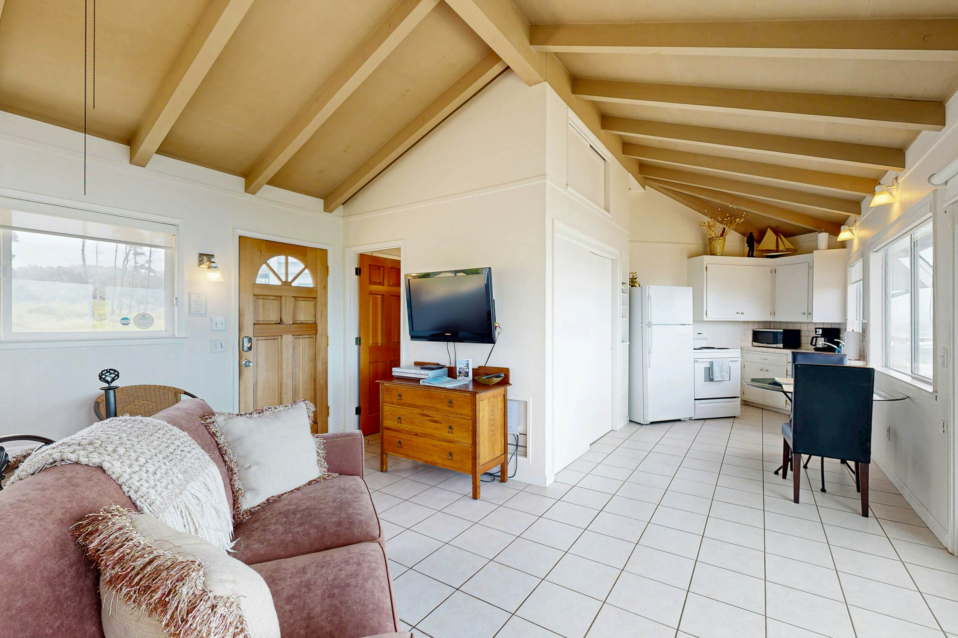 Relaxing Oceanfront Retreat with Hot Tub 