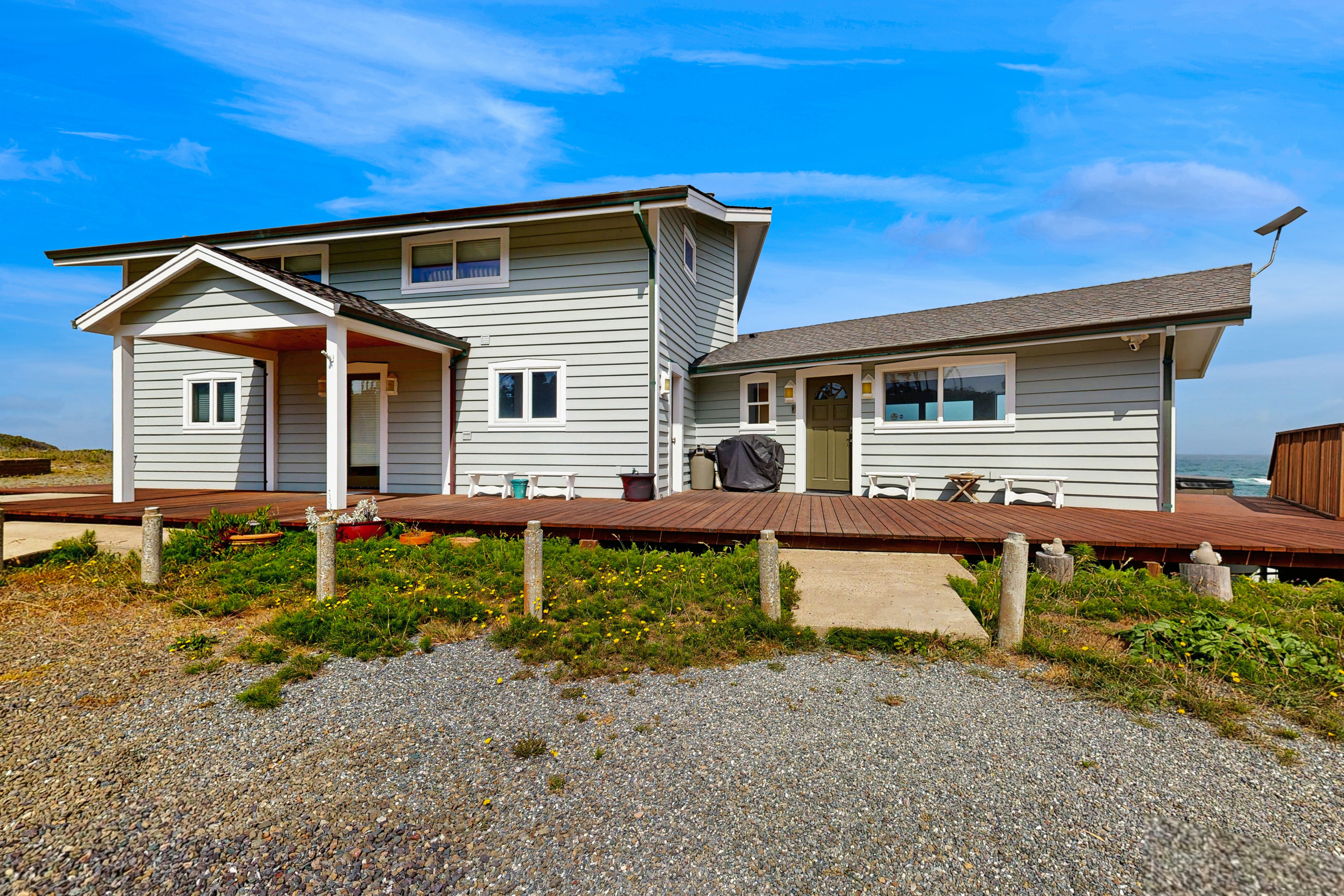 Relaxing Oceanfront Retreat with Hot Tub 