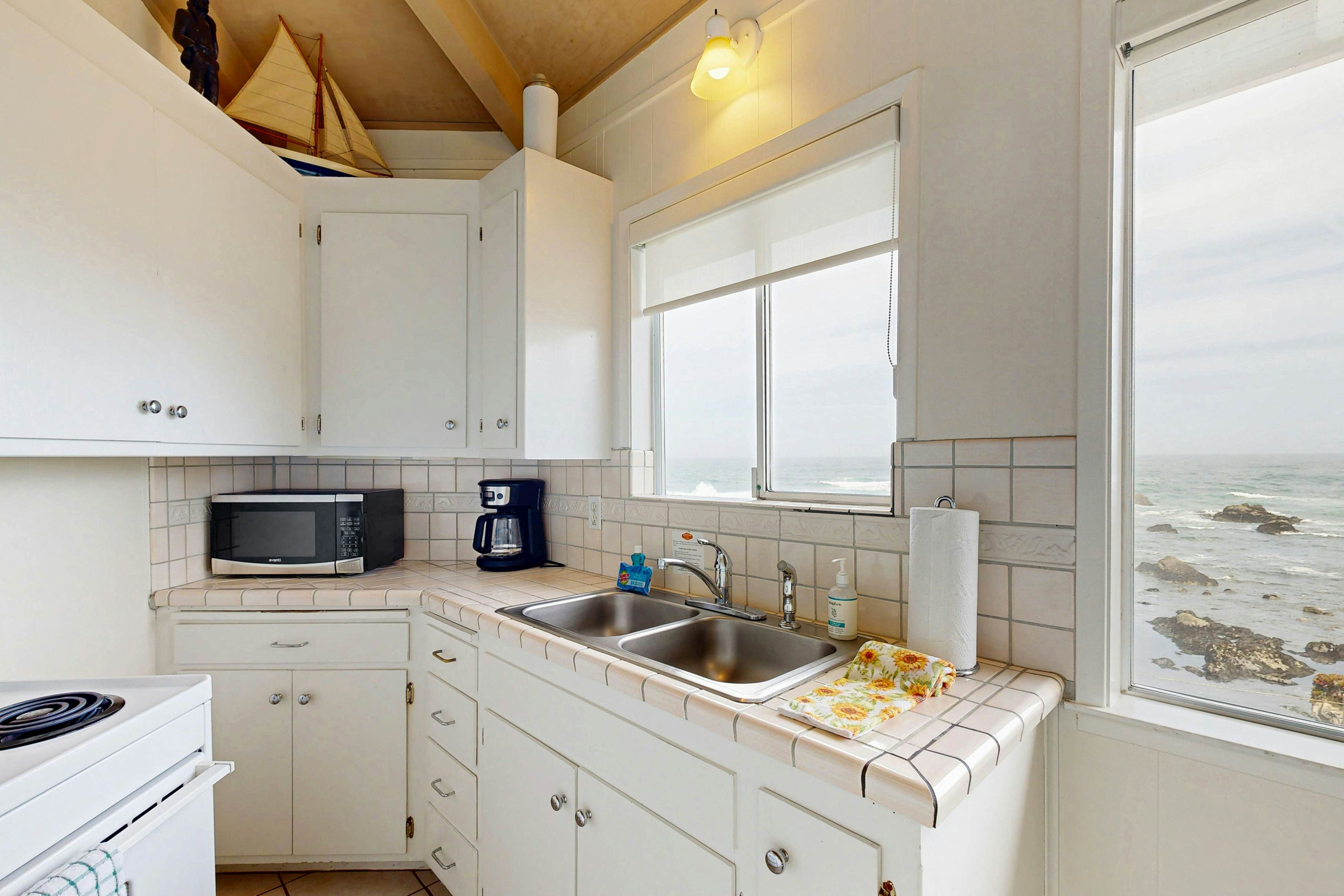 Relaxing Oceanfront Retreat with Hot Tub 