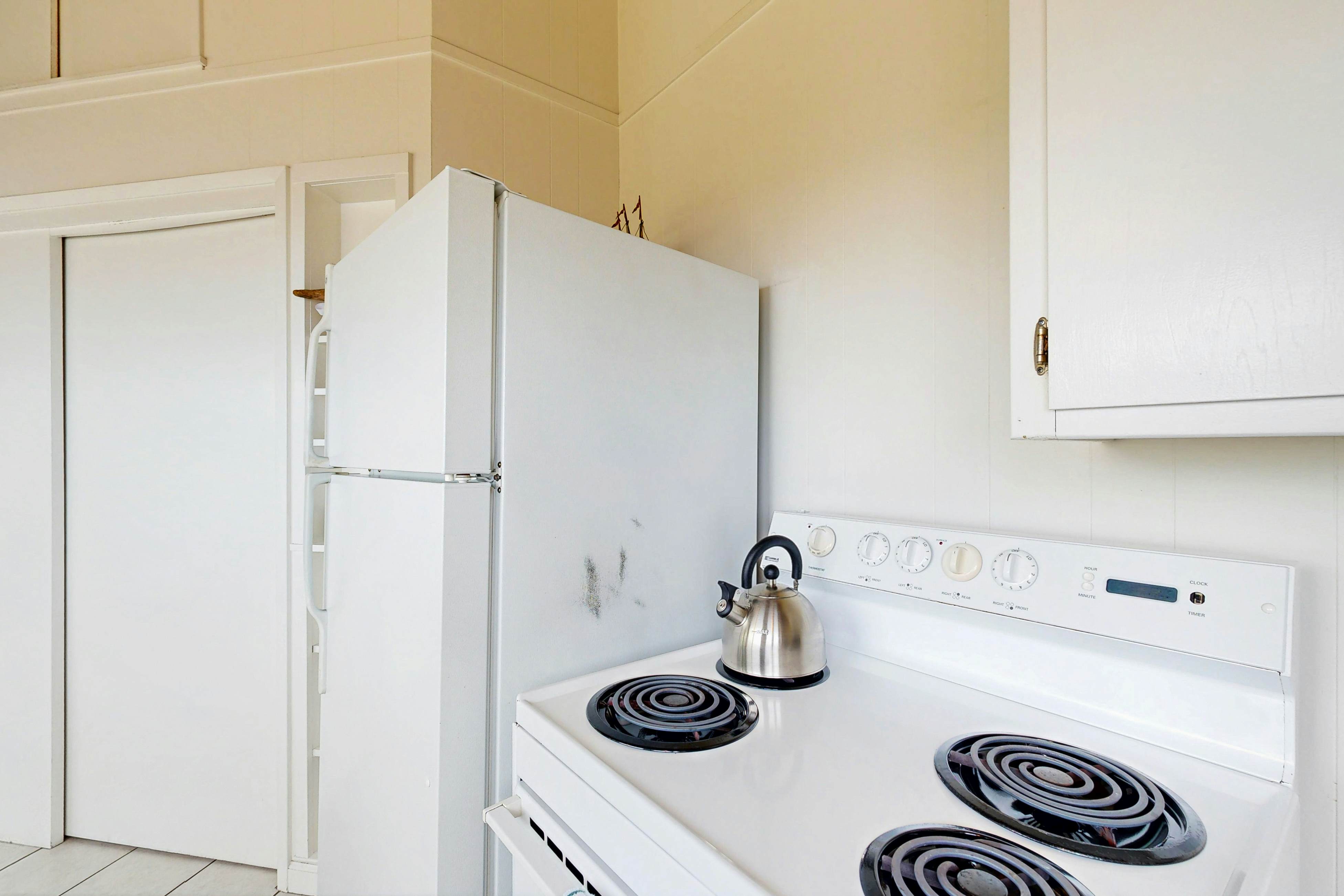 Relaxing Oceanfront Retreat with Hot Tub 