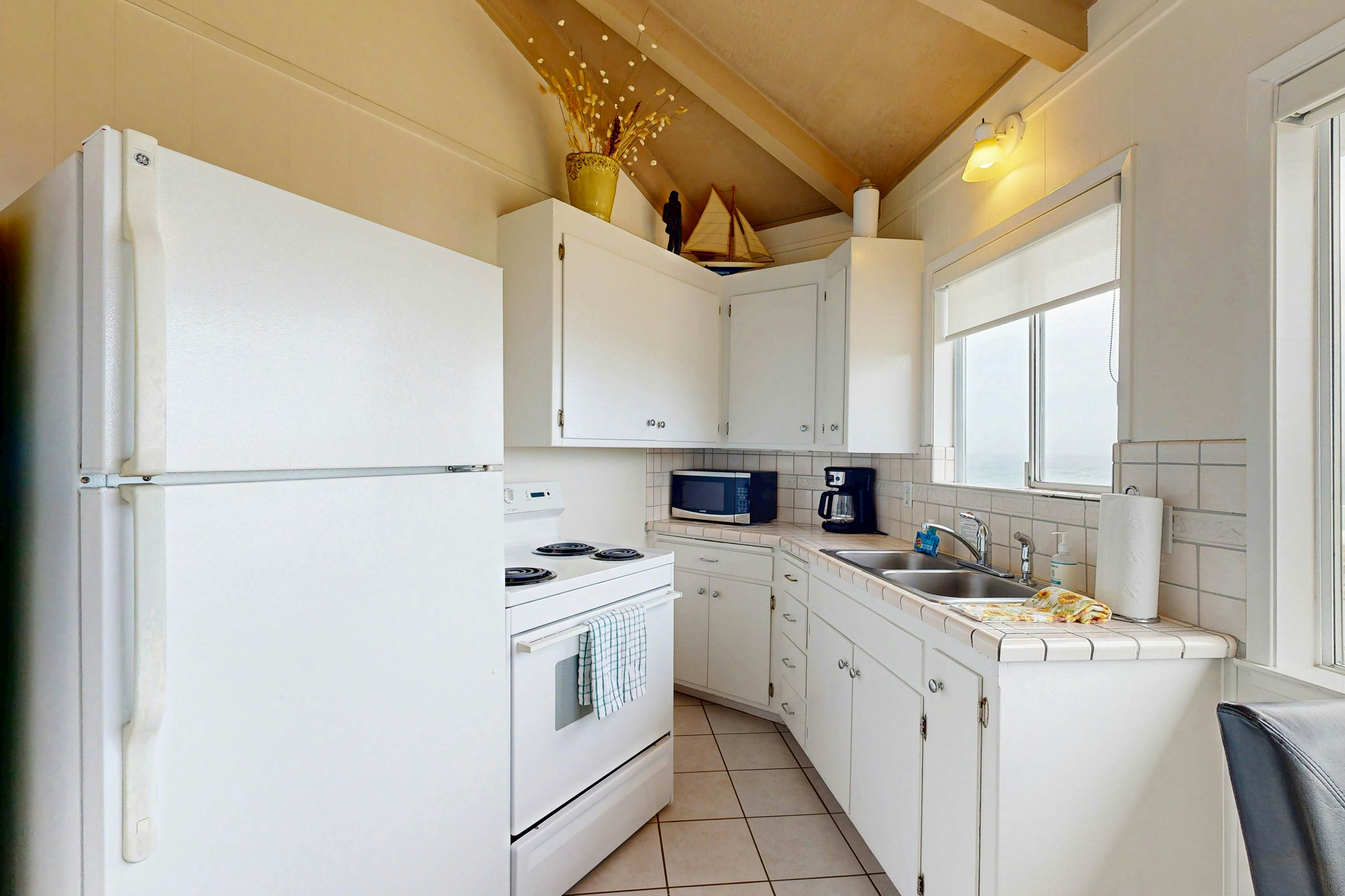 Relaxing Oceanfront Retreat with Hot Tub 