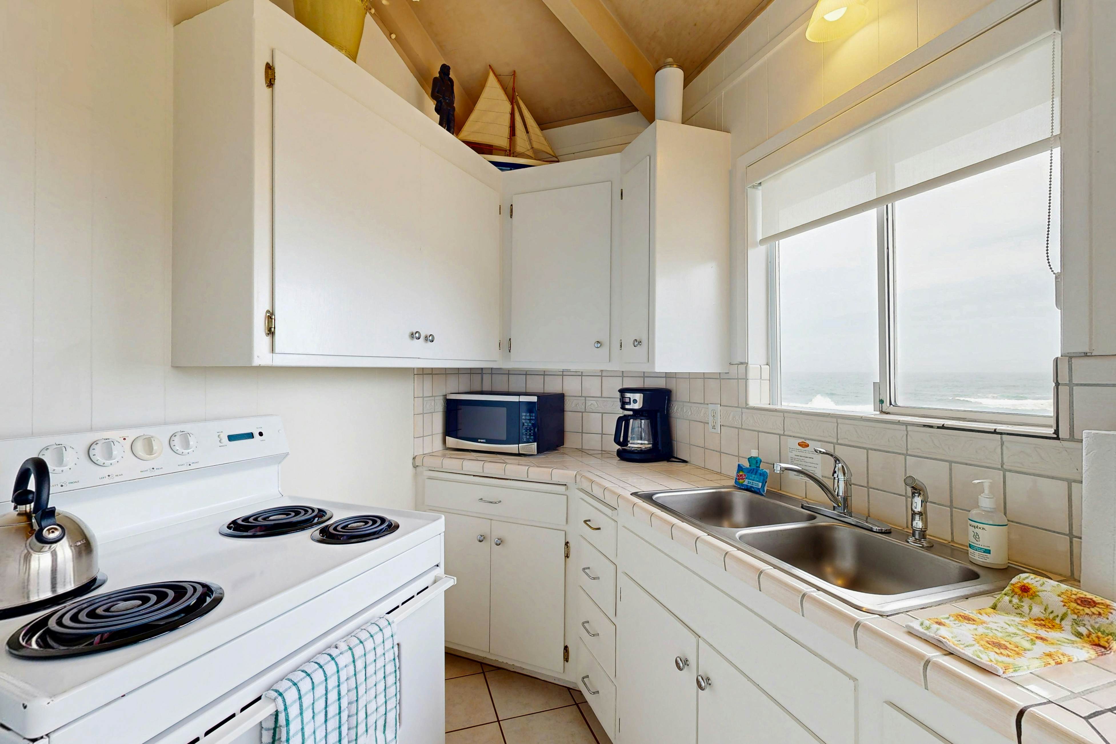 Relaxing Oceanfront Retreat with Hot Tub 