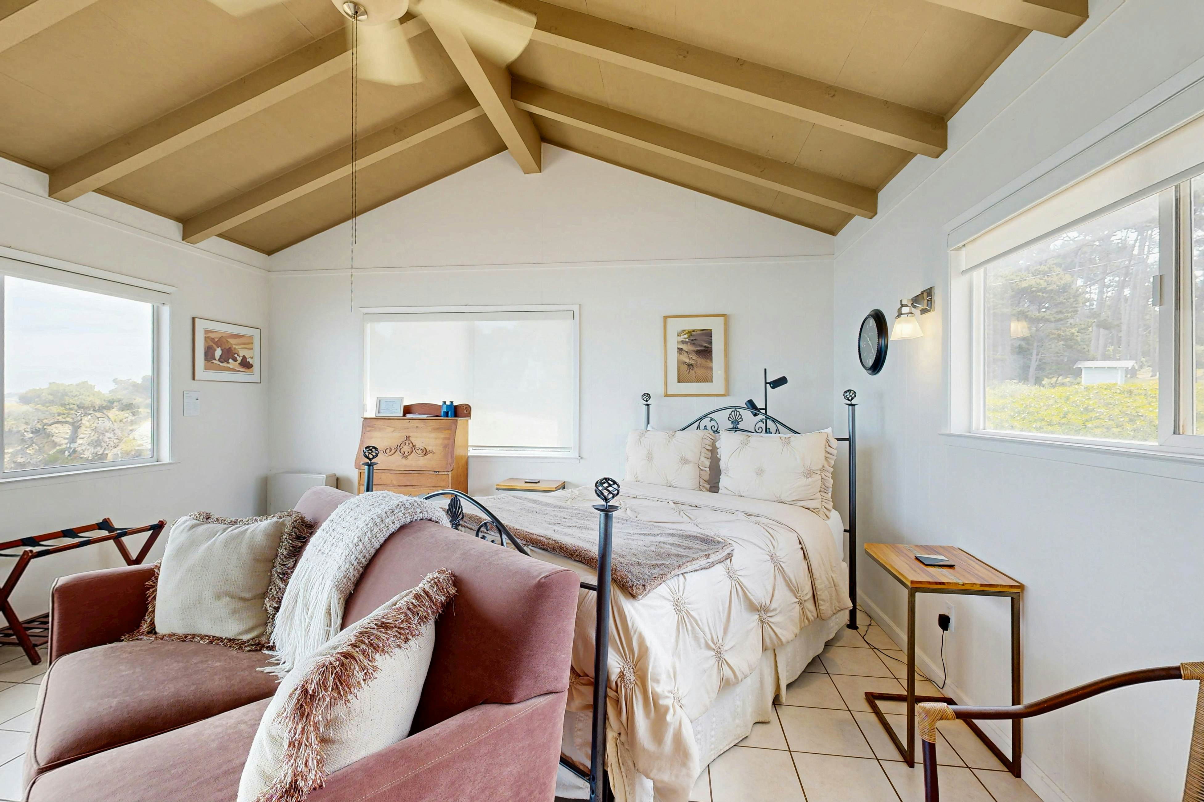 Relaxing Oceanfront Retreat with Hot Tub 