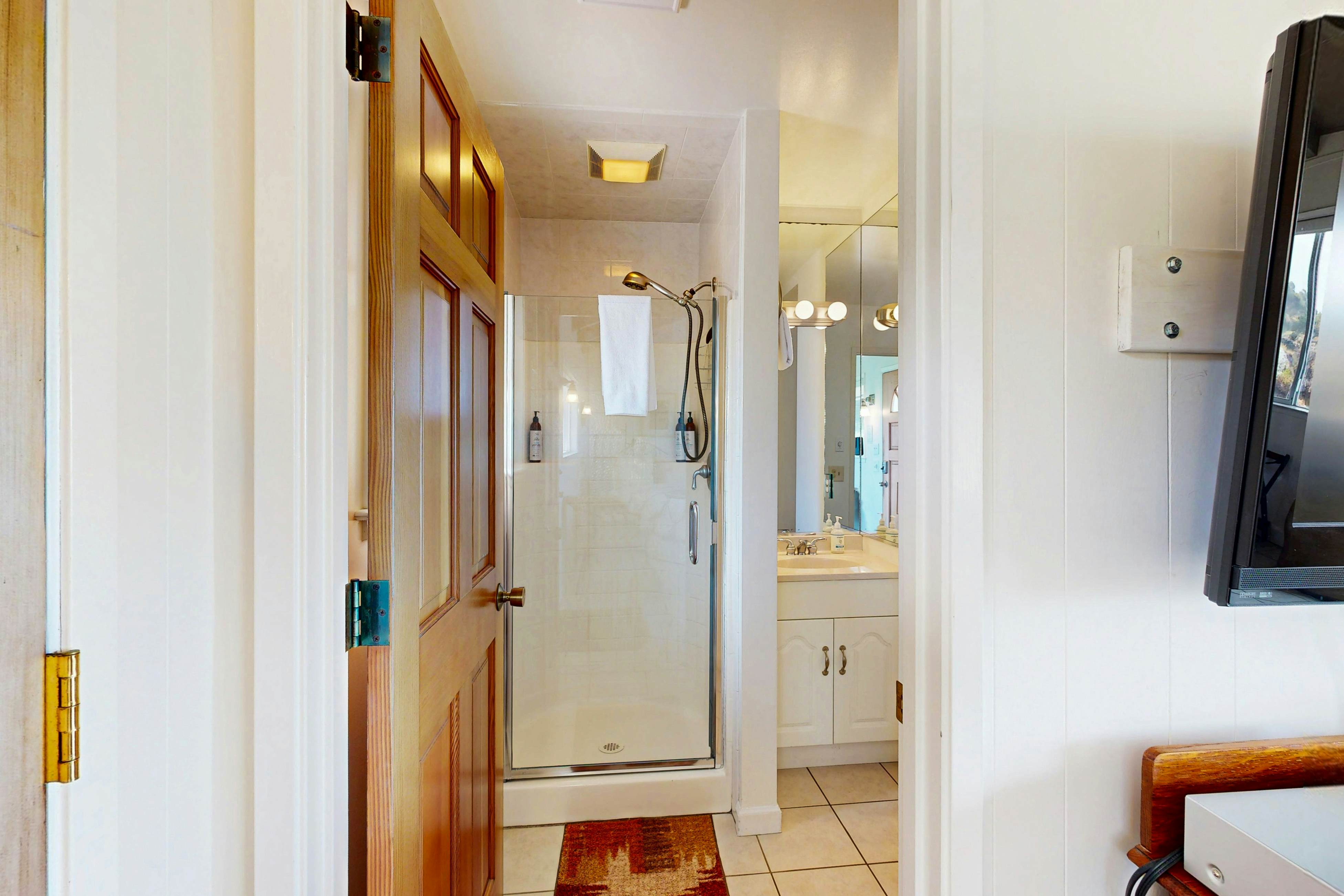 Relaxing Oceanfront Retreat with Hot Tub 