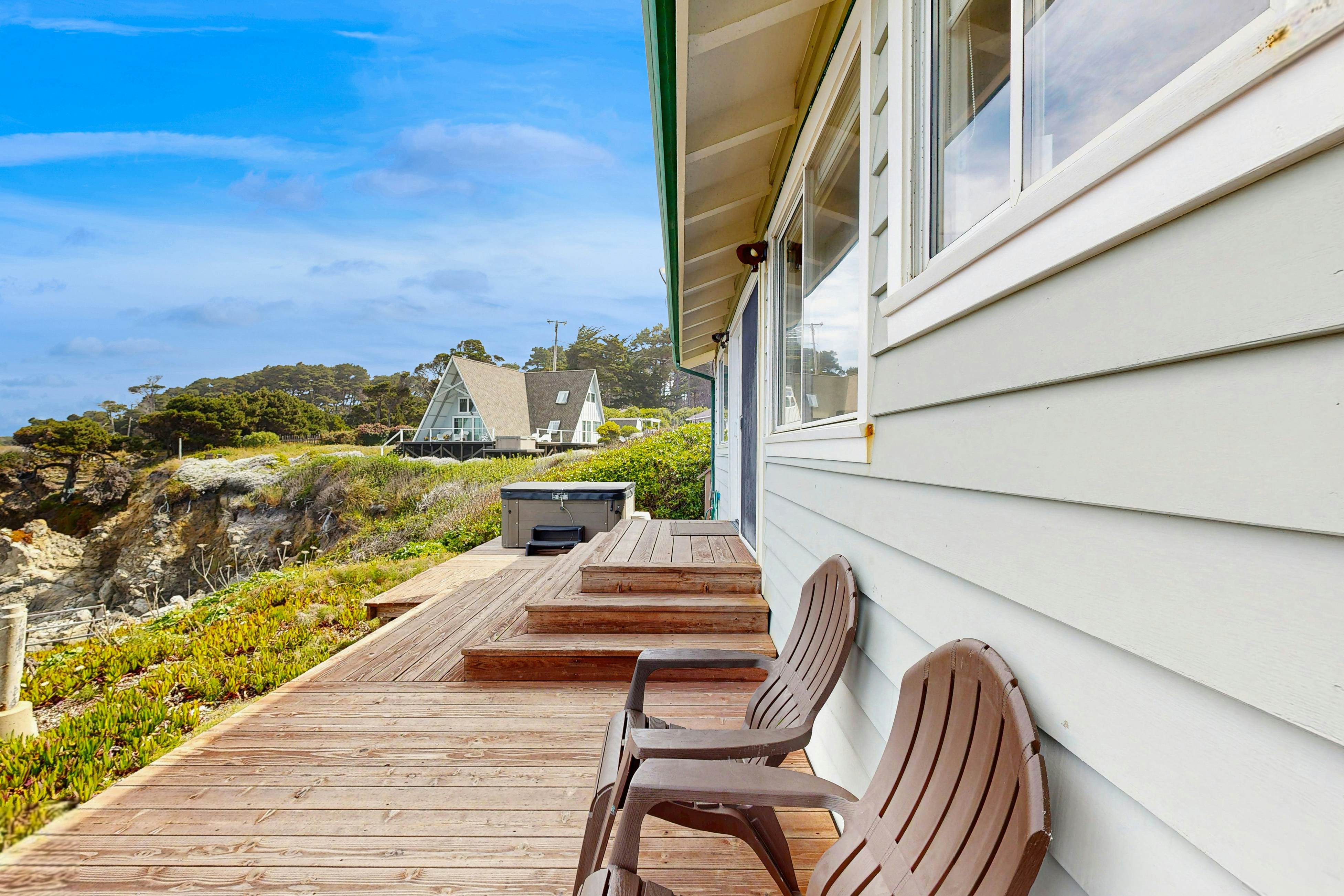 Relaxing Oceanfront Retreat with Hot Tub 