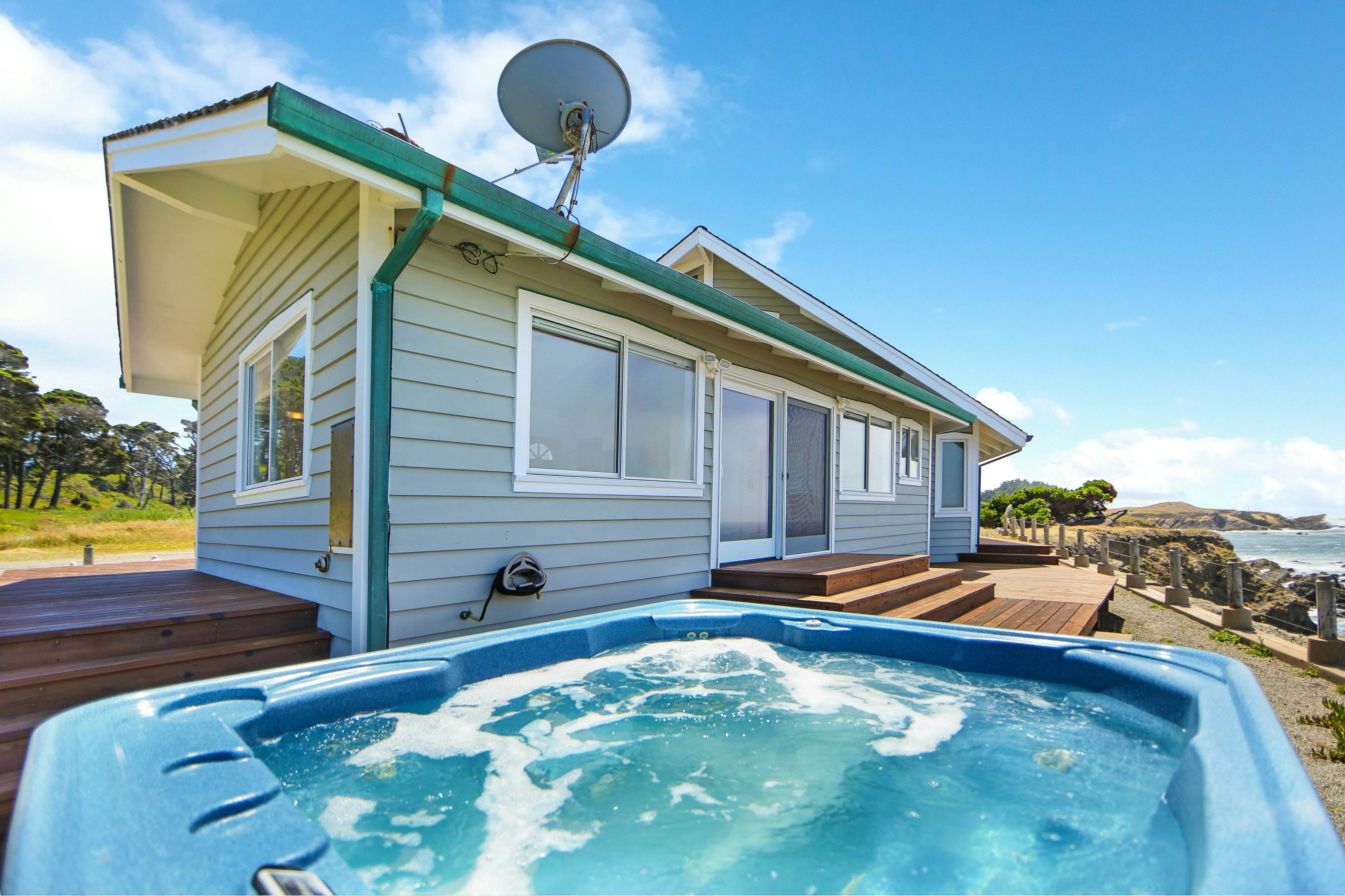 Relaxing Oceanfront Retreat with Hot Tub 