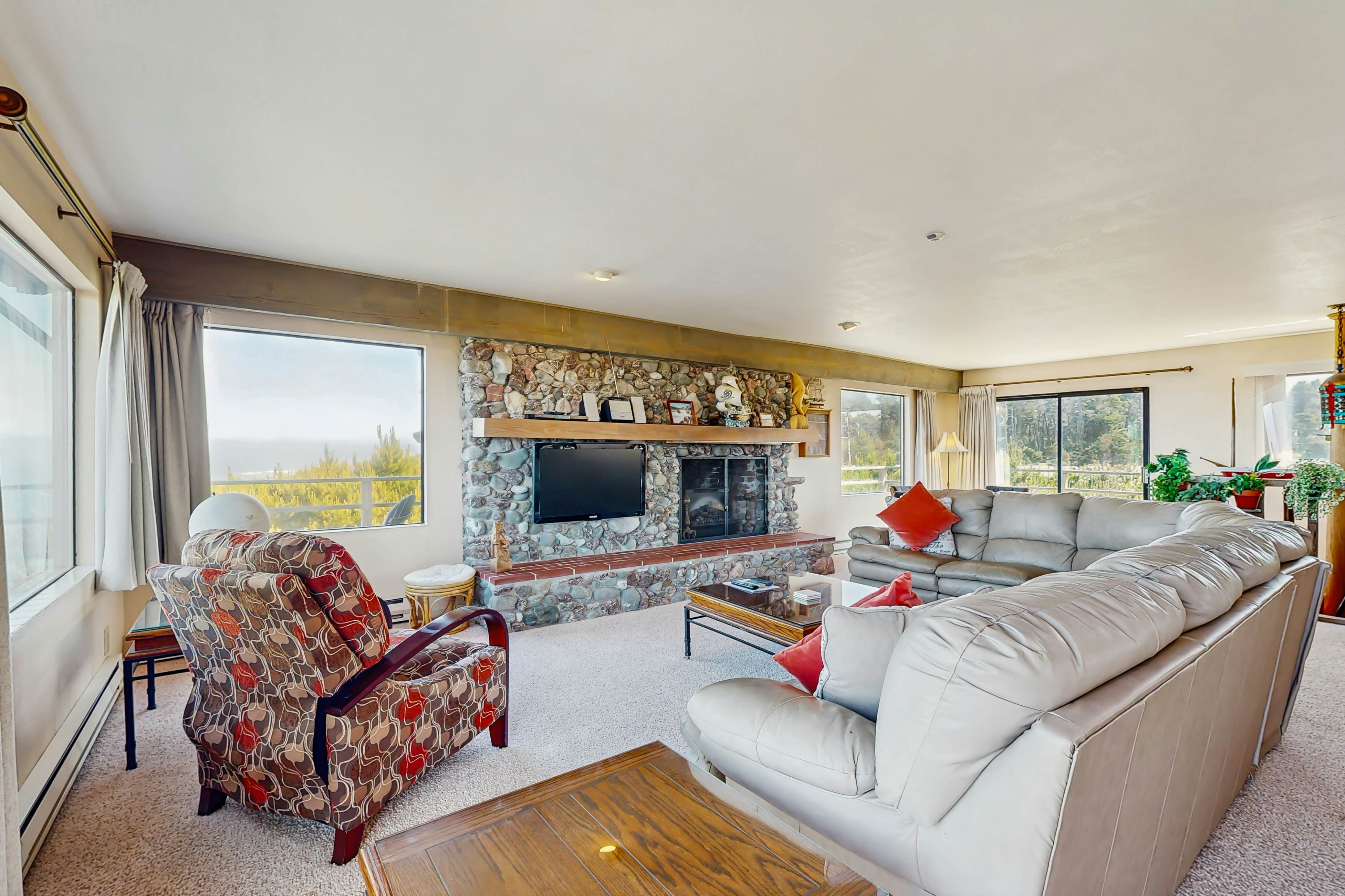 Oceanfront Home: Stunning Views & Private Hot Tub