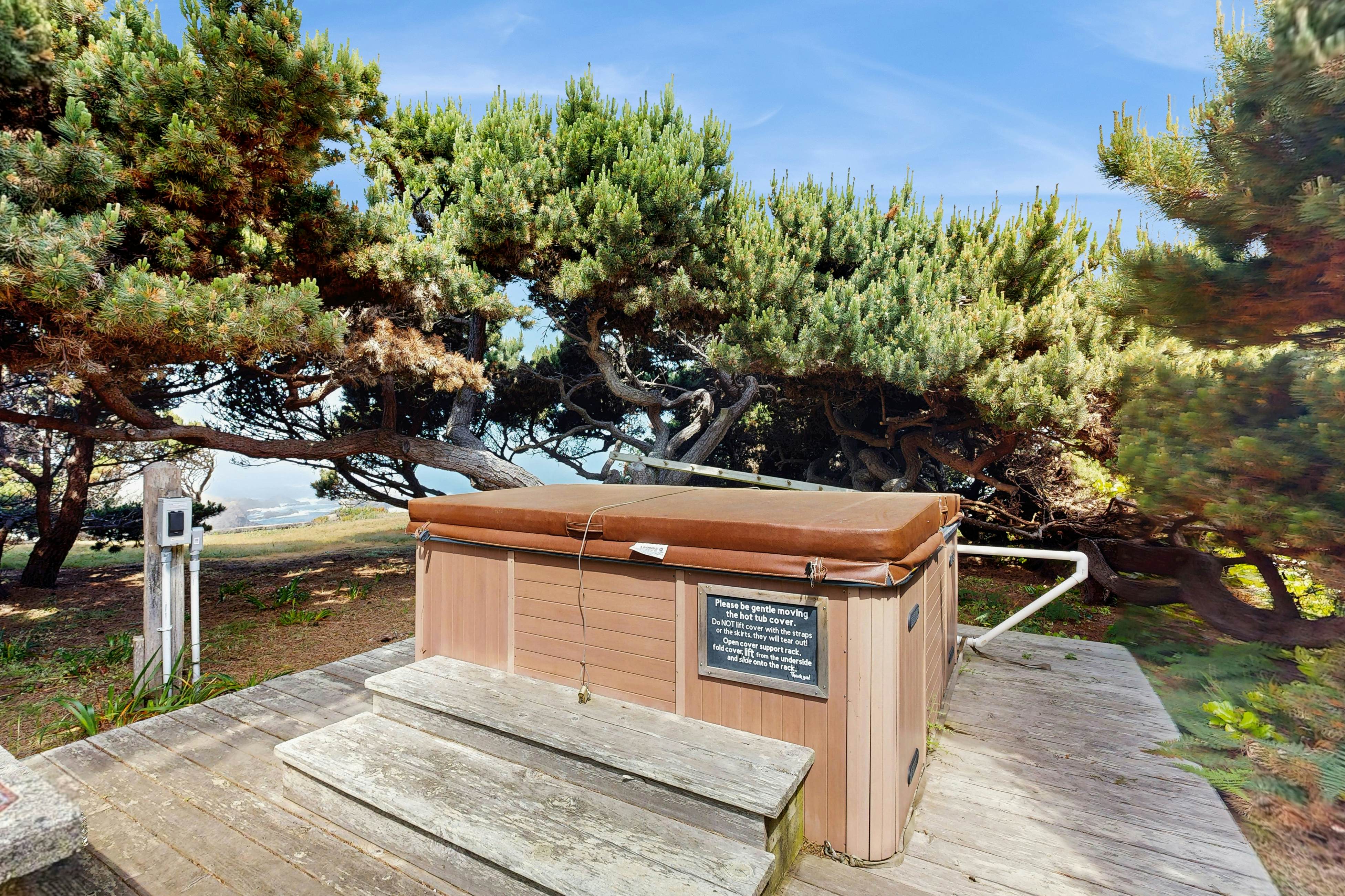 Oceanfront Home: Stunning Views & Private Hot Tub