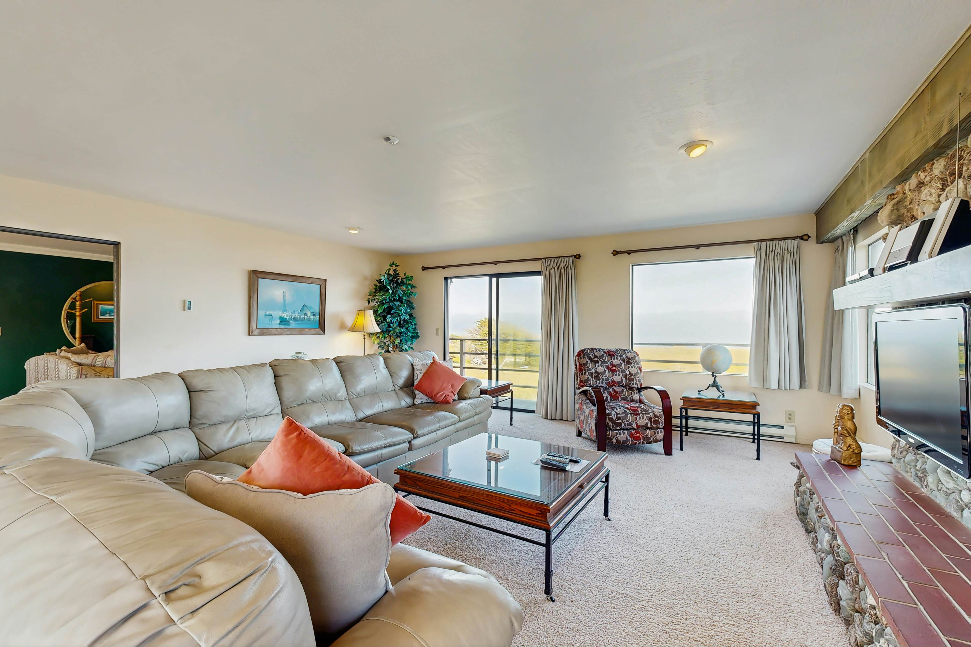 Oceanfront Home: Stunning Views & Private Hot Tub