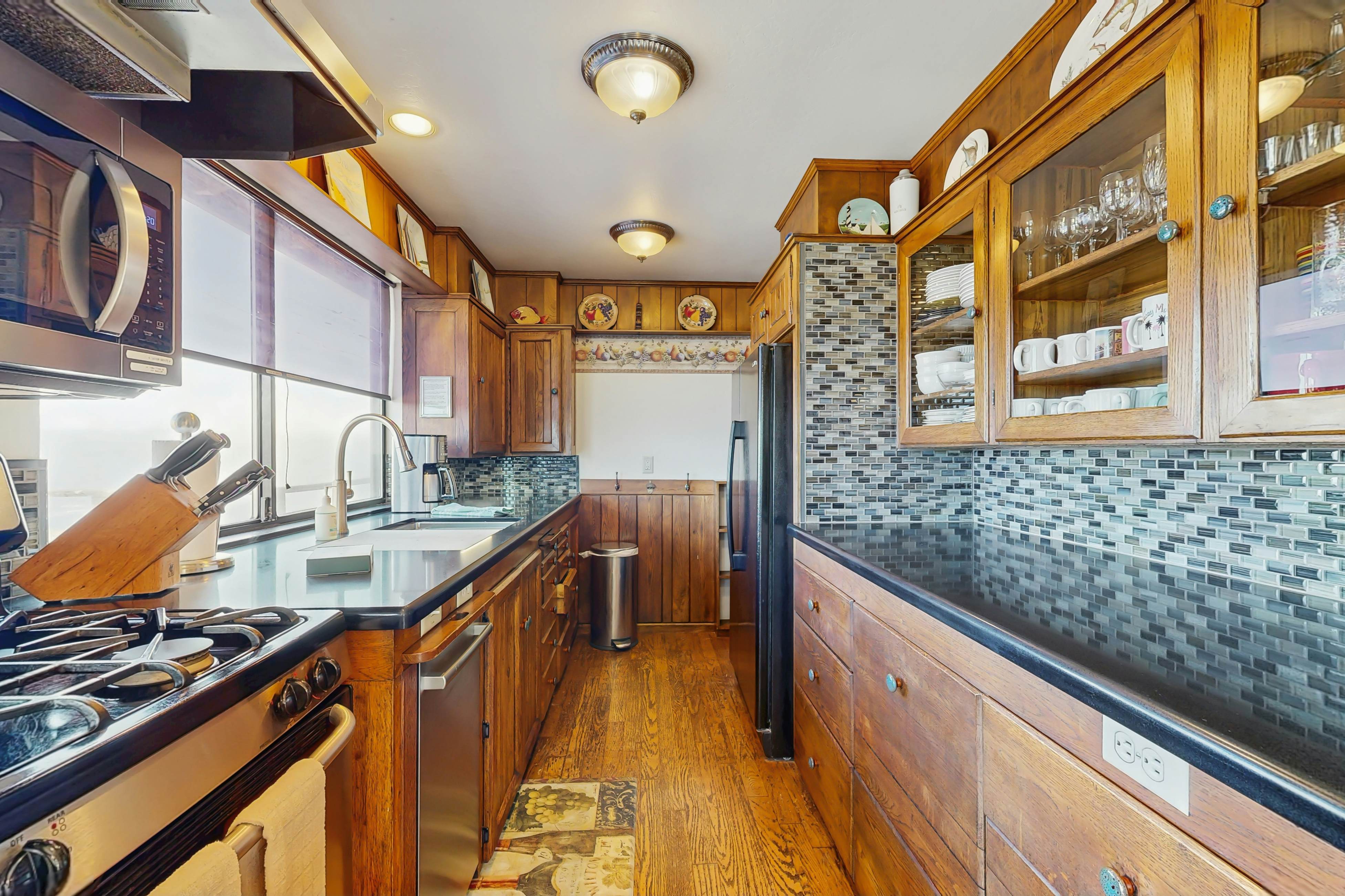 Oceanfront Home: Stunning Views & Private Hot Tub