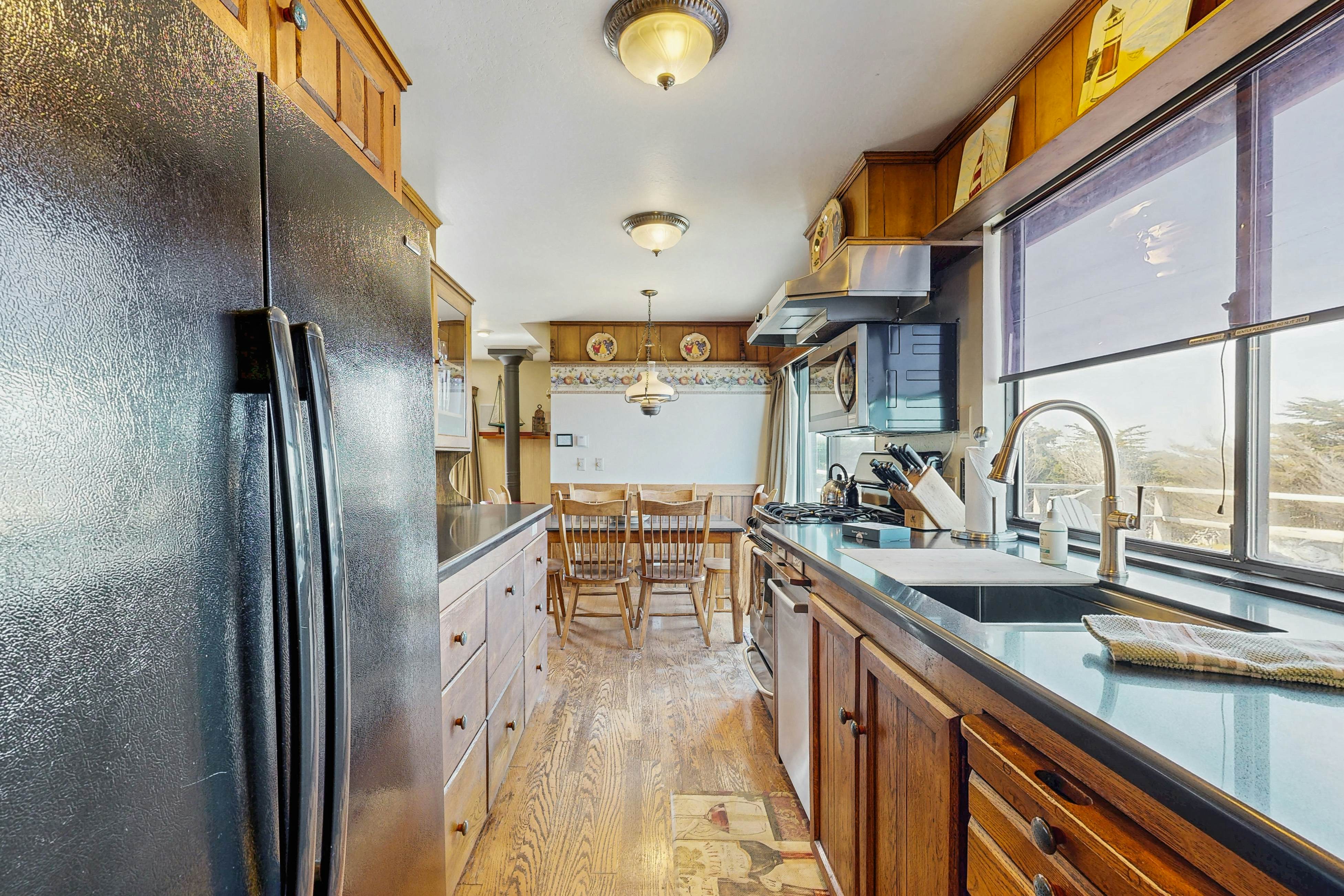 Oceanfront Home: Stunning Views & Private Hot Tub