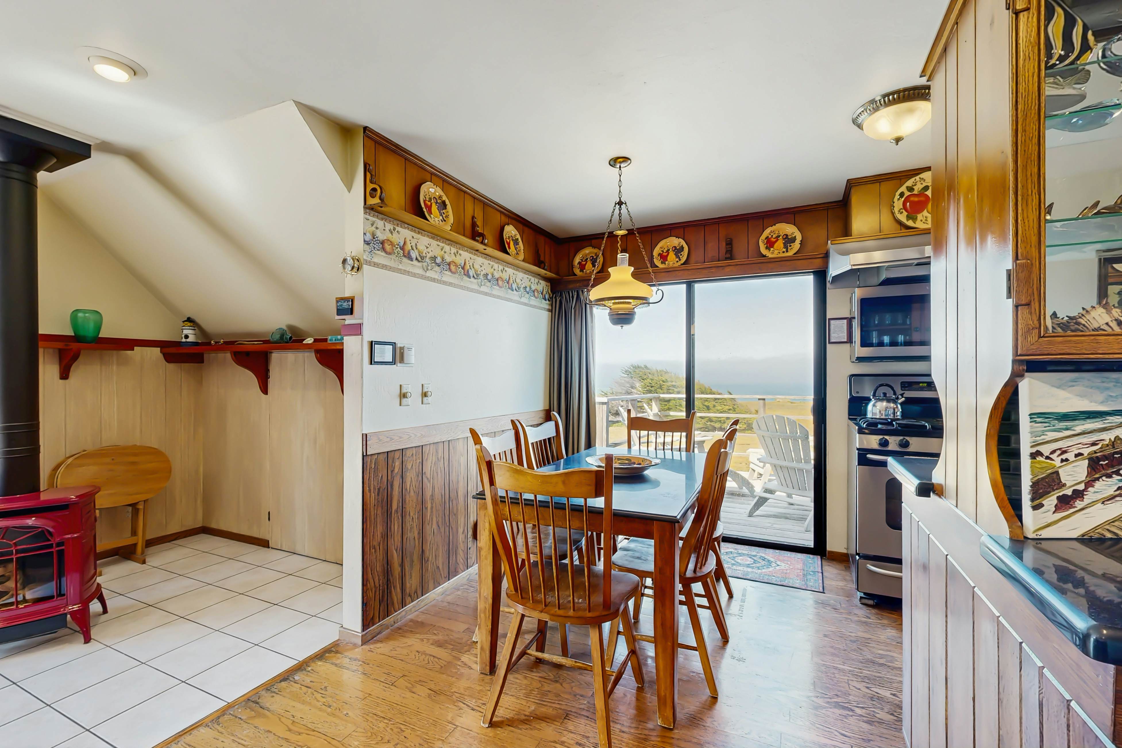 Oceanfront Home: Stunning Views & Private Hot Tub