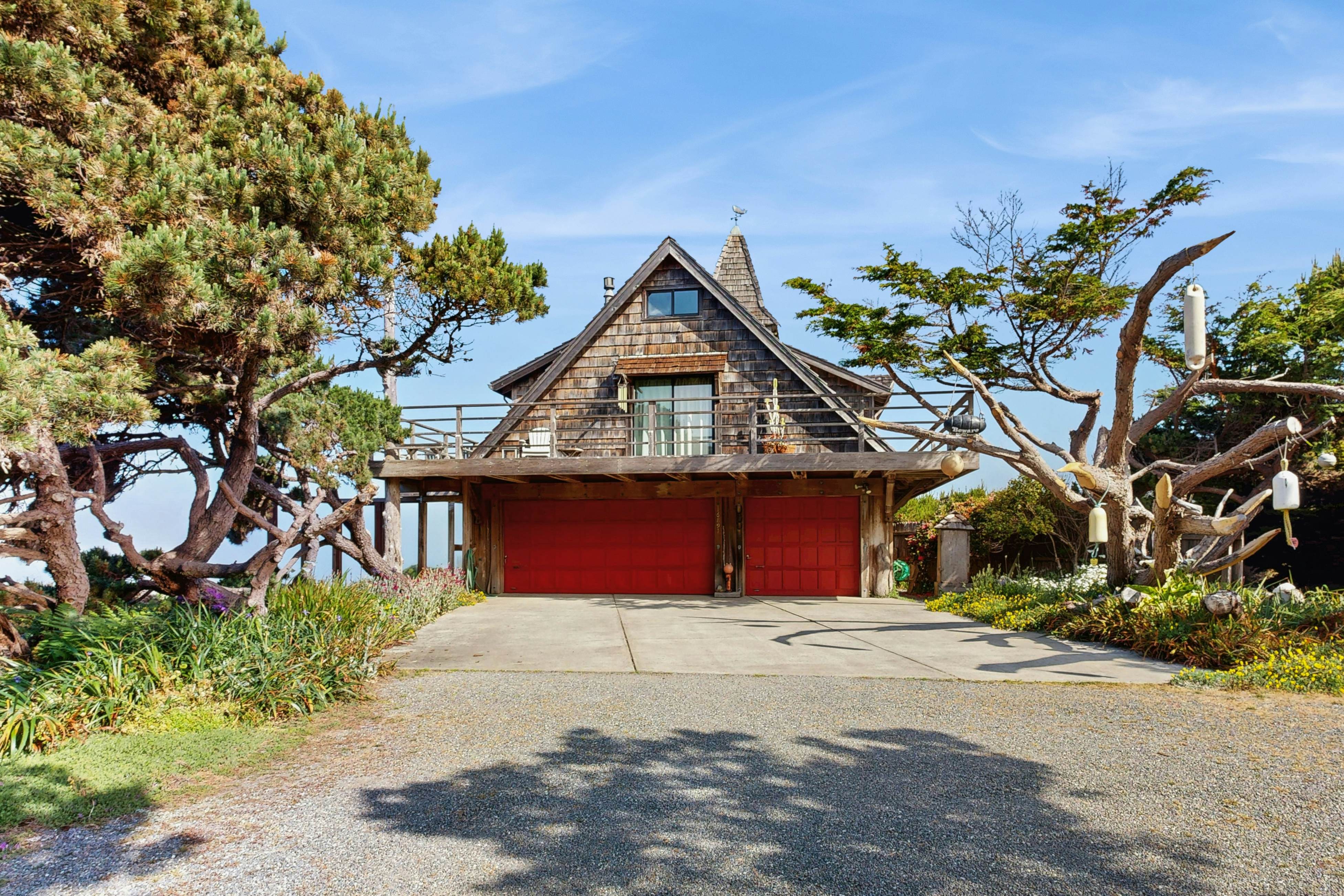 Oceanfront Home: Stunning Views & Private Hot Tub