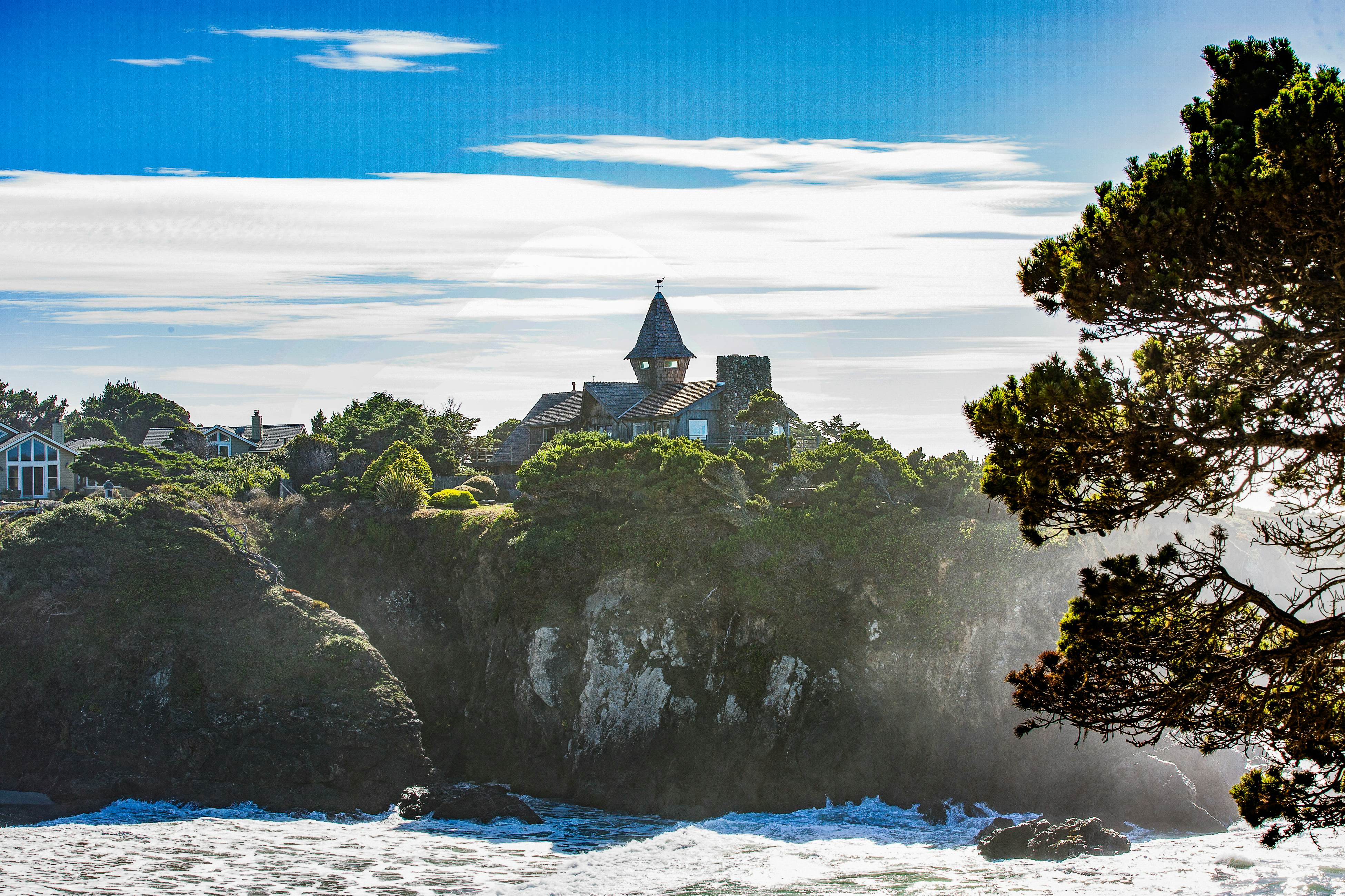Oceanfront Home: Stunning Views & Private Hot Tub