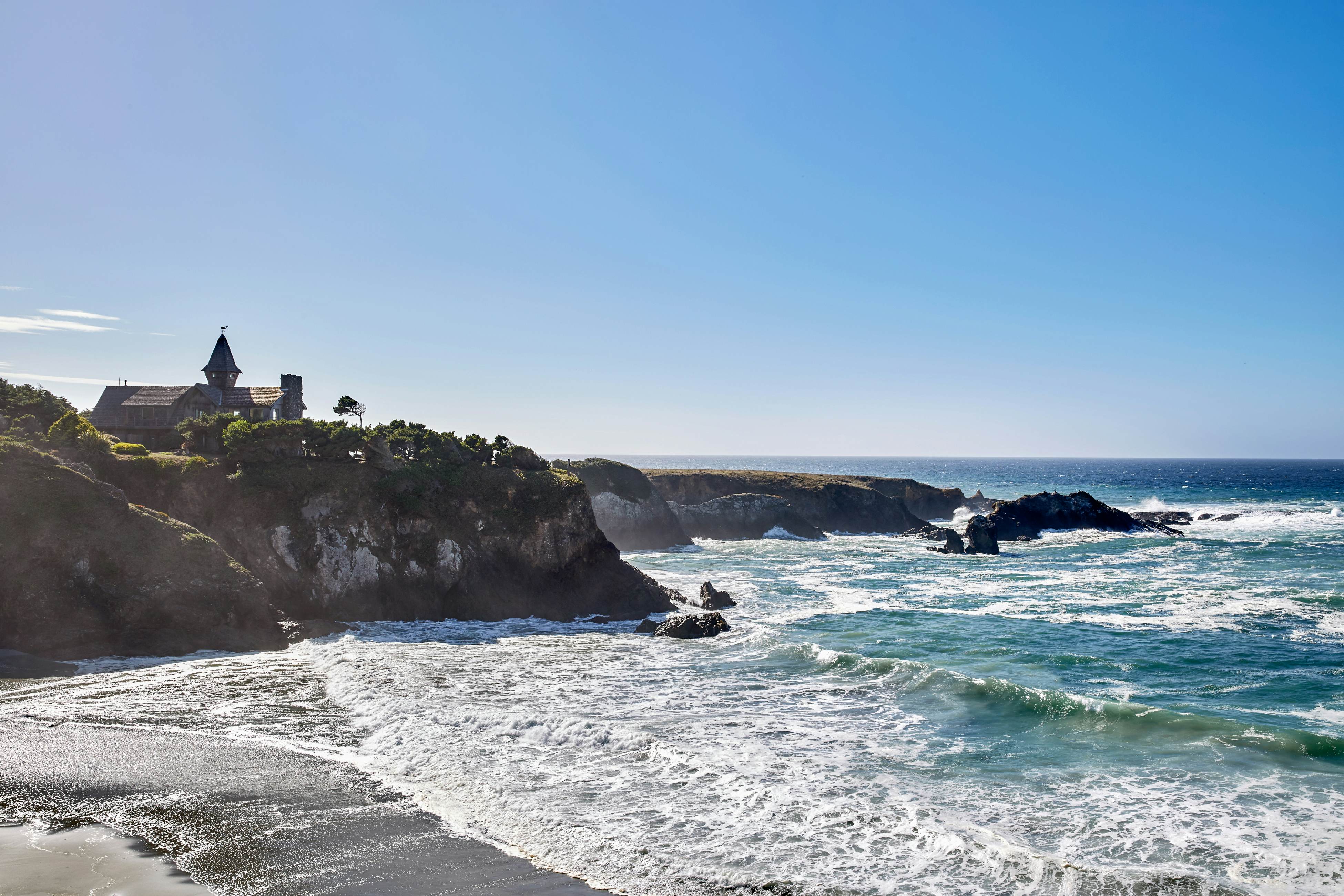 Oceanfront Home: Stunning Views & Private Hot Tub