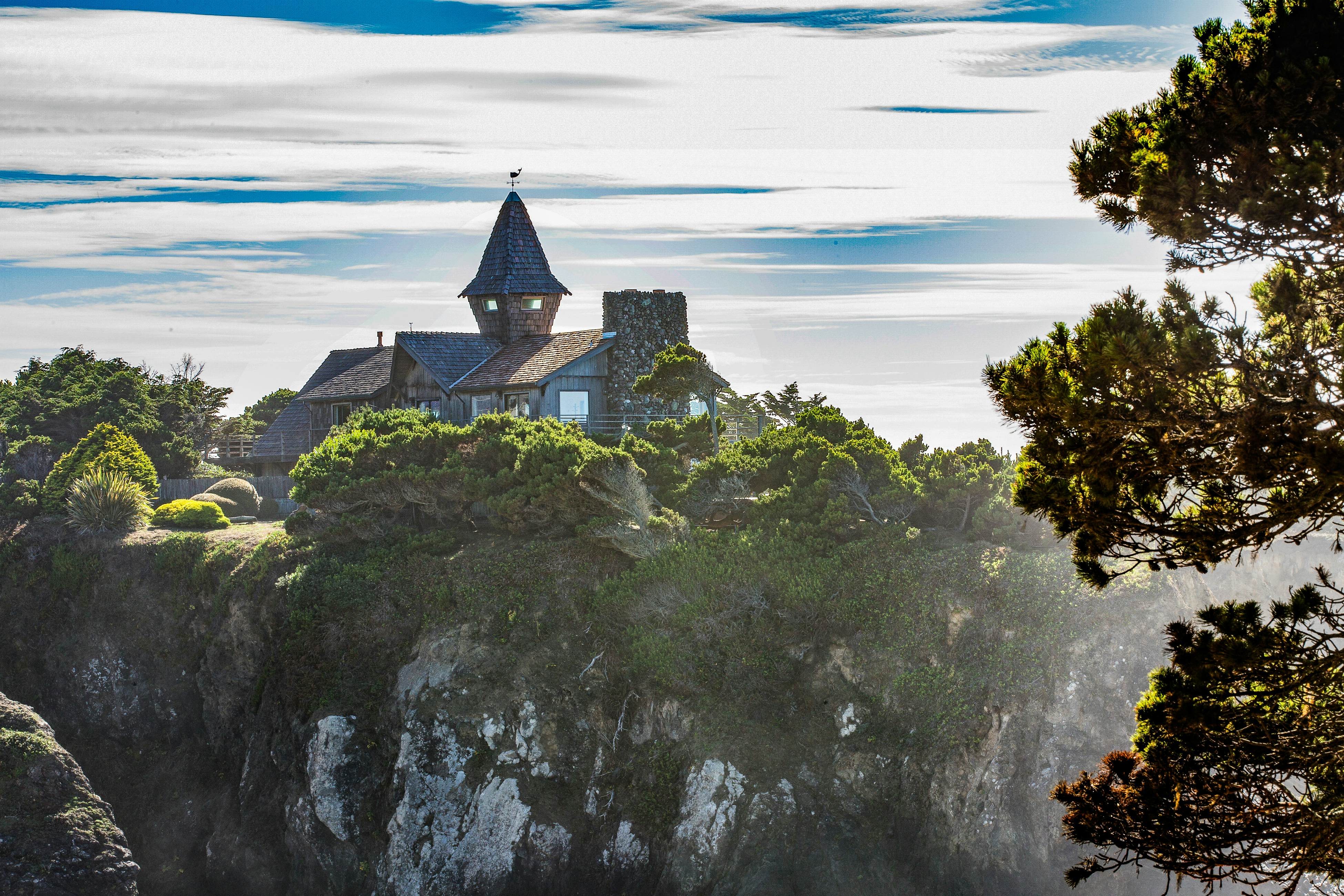 Oceanfront Home: Stunning Views & Private Hot Tub