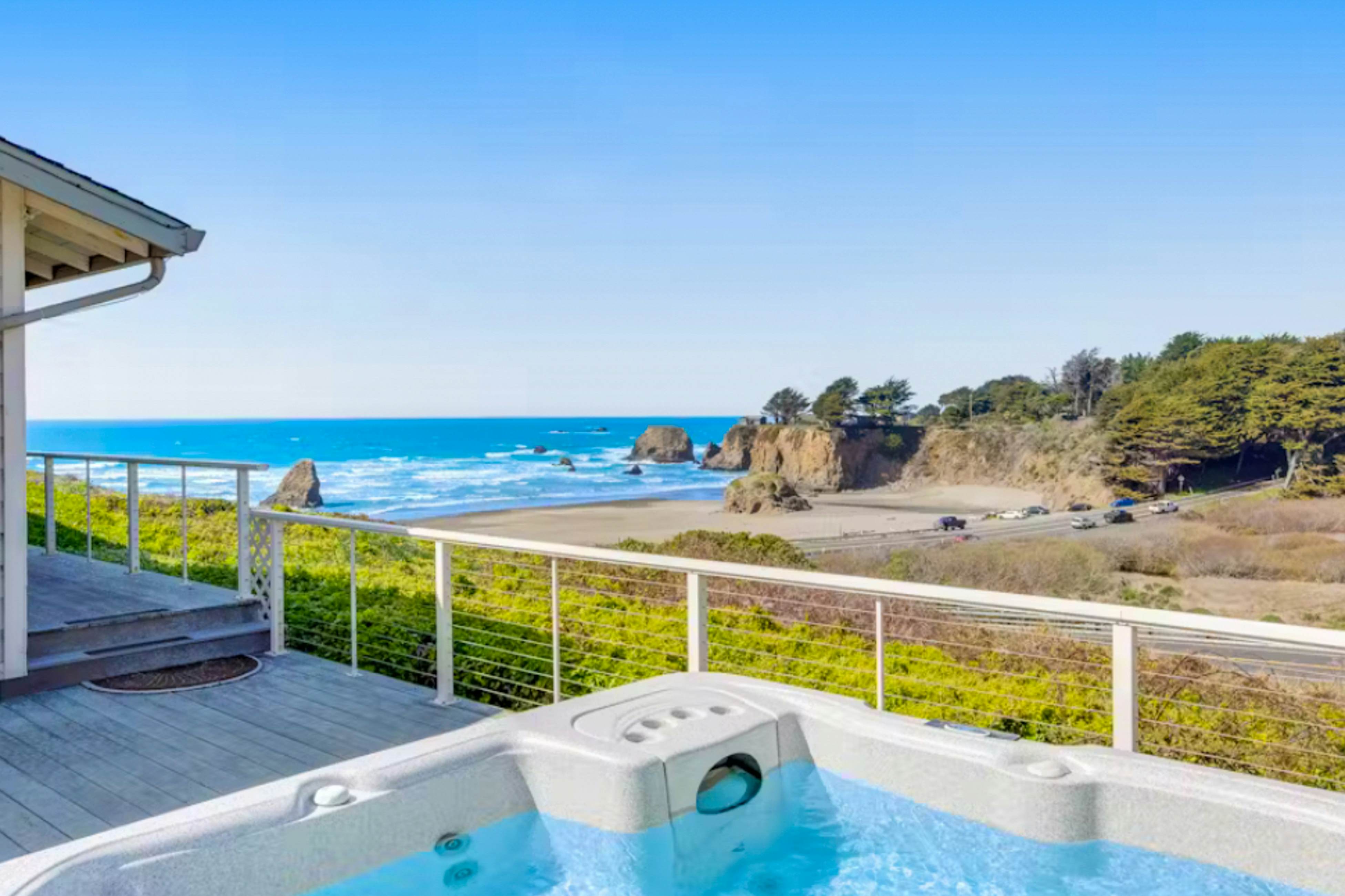 Oceanfront Haven: Hot Tub & Private Beach Access