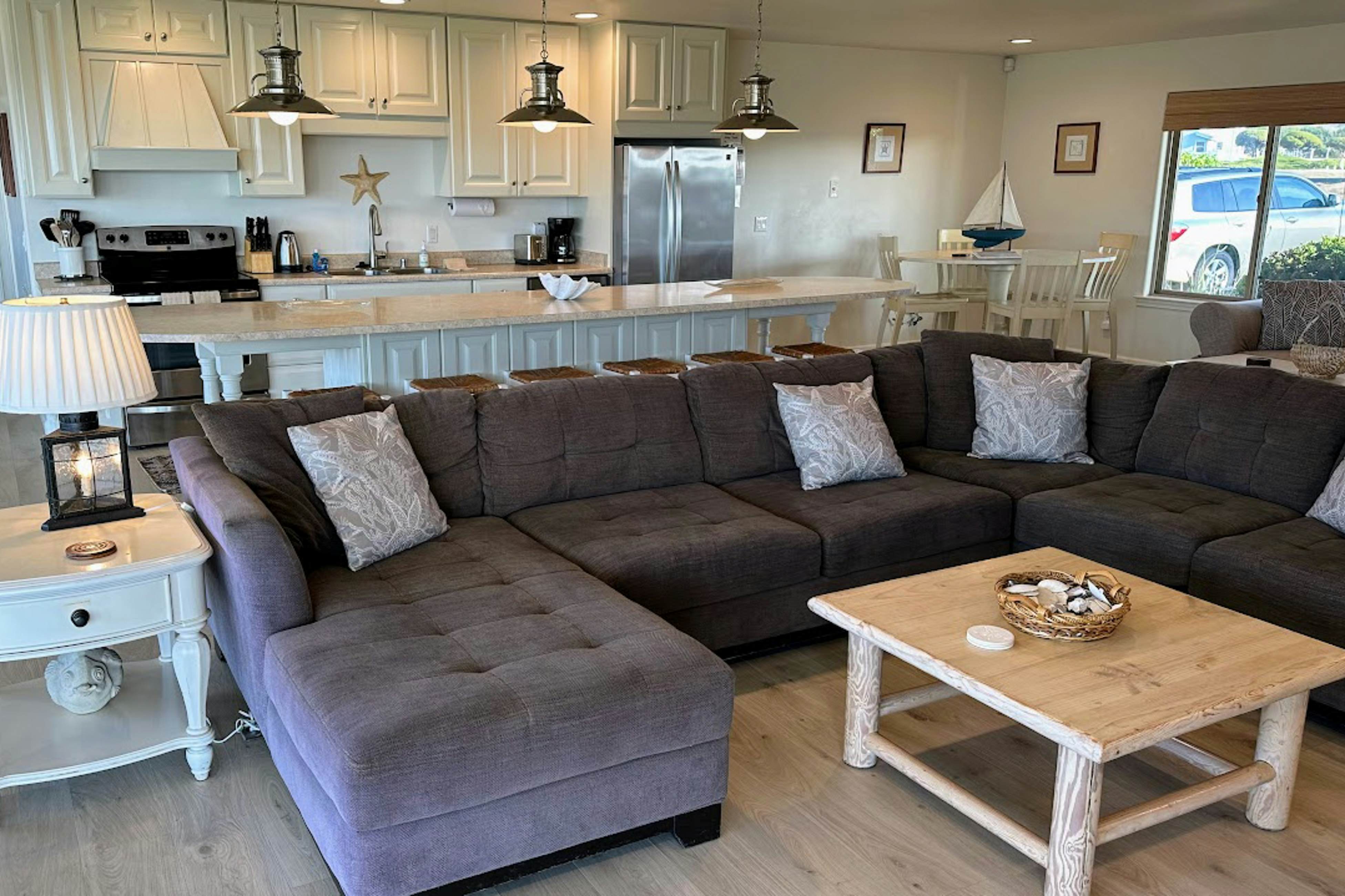 Oceanfront Haven: Hot Tub & Private Beach Access