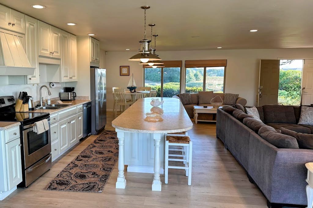 Oceanfront Haven - Hot Tub & Private Beach Access