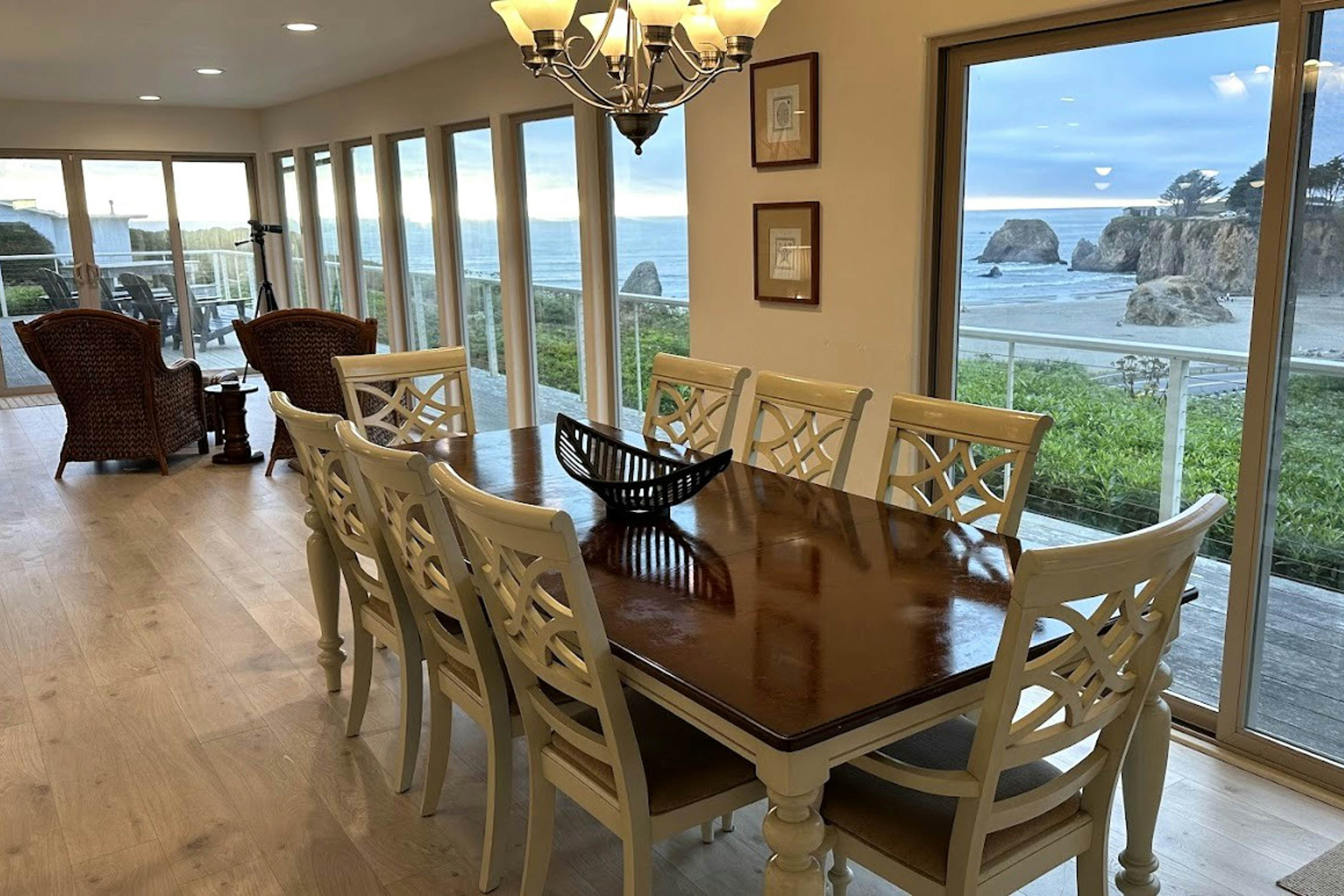 Oceanfront Haven: Hot Tub & Private Beach Access