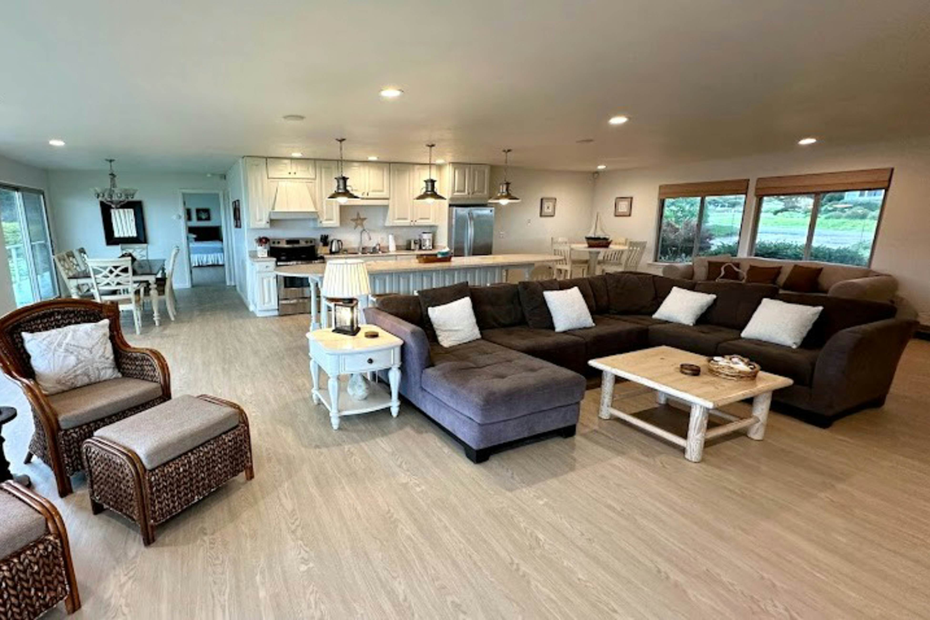 Oceanfront Haven: Hot Tub & Private Beach Access