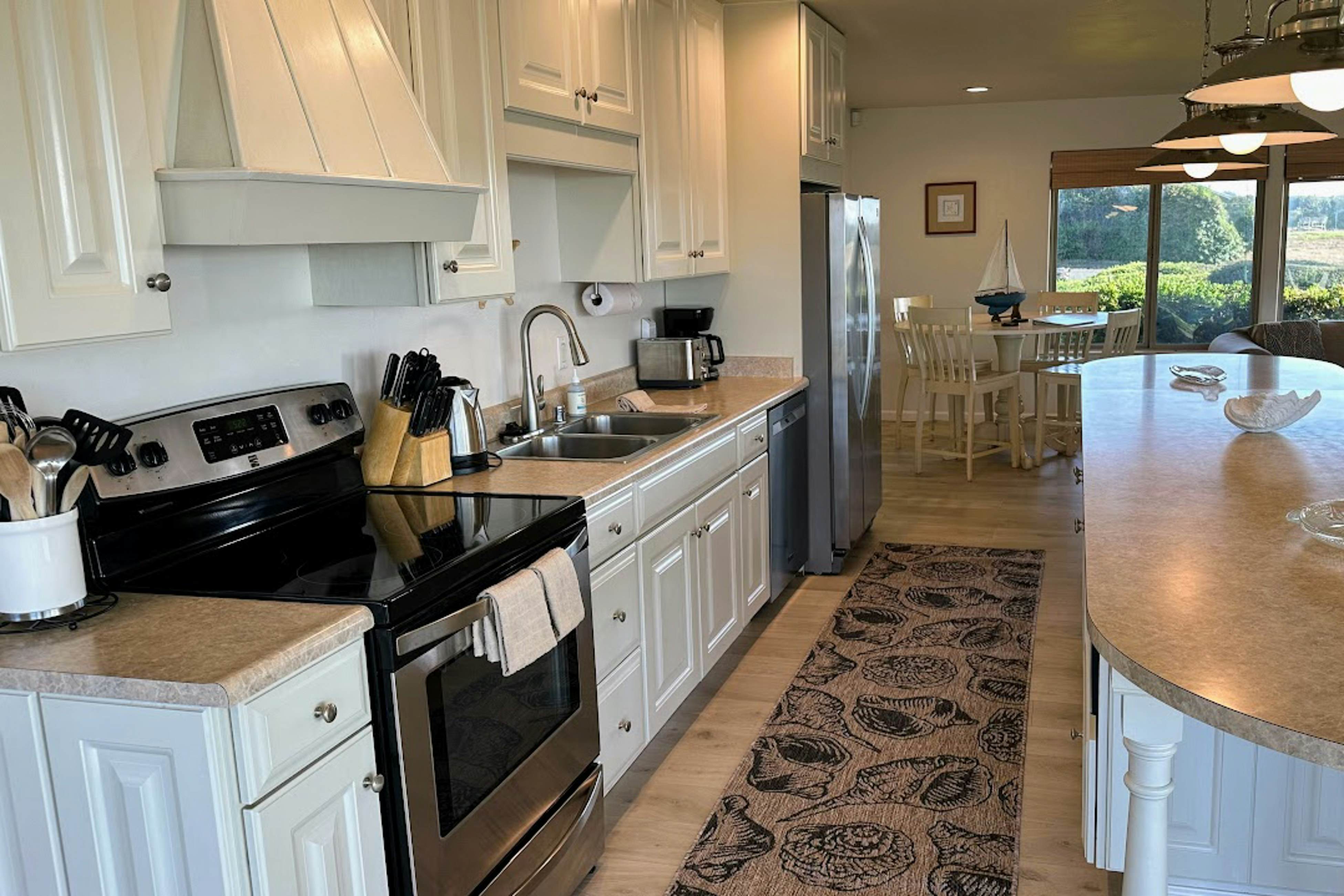 Oceanfront Haven: Hot Tub & Private Beach Access