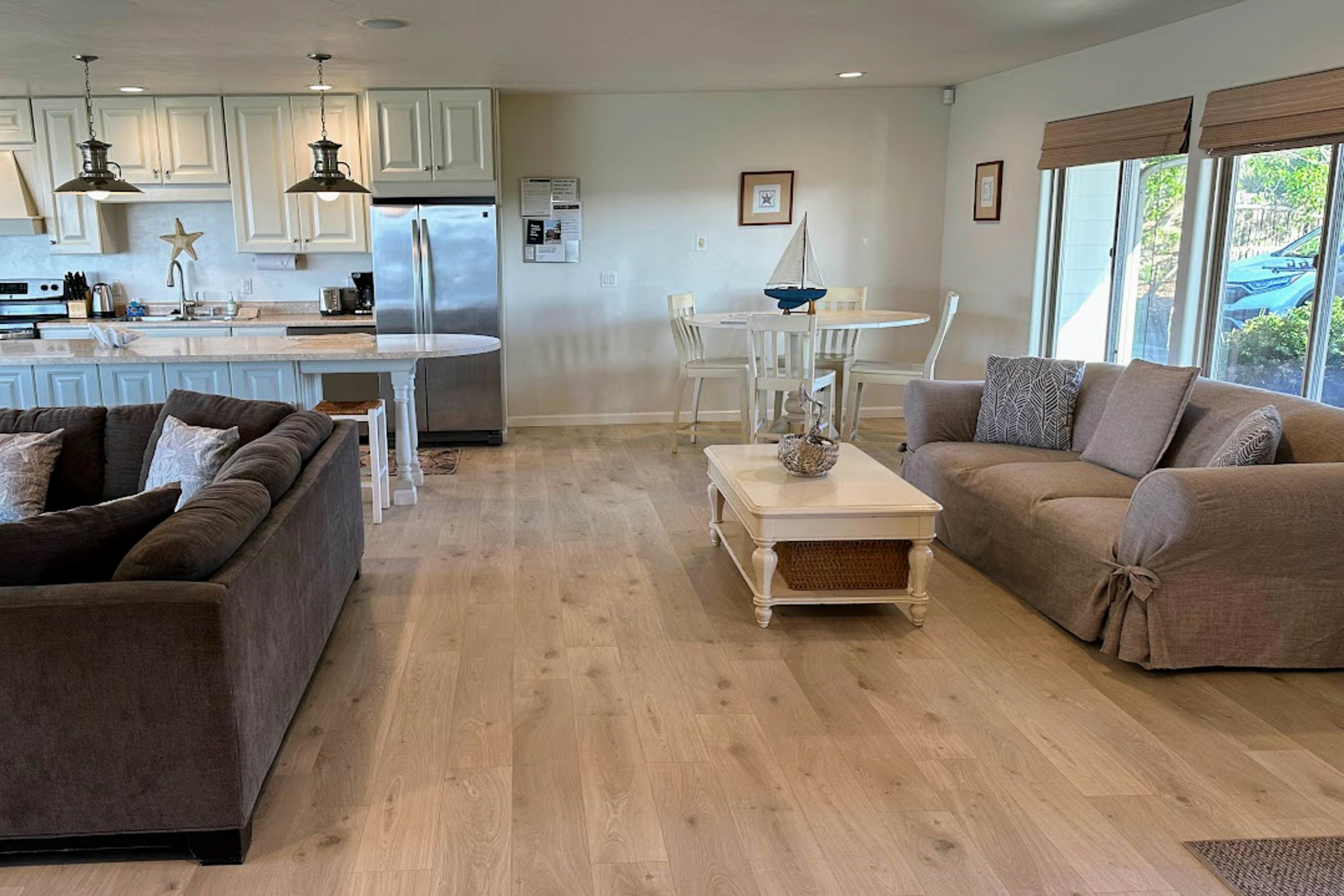 Oceanfront Haven: Hot Tub & Private Beach Access