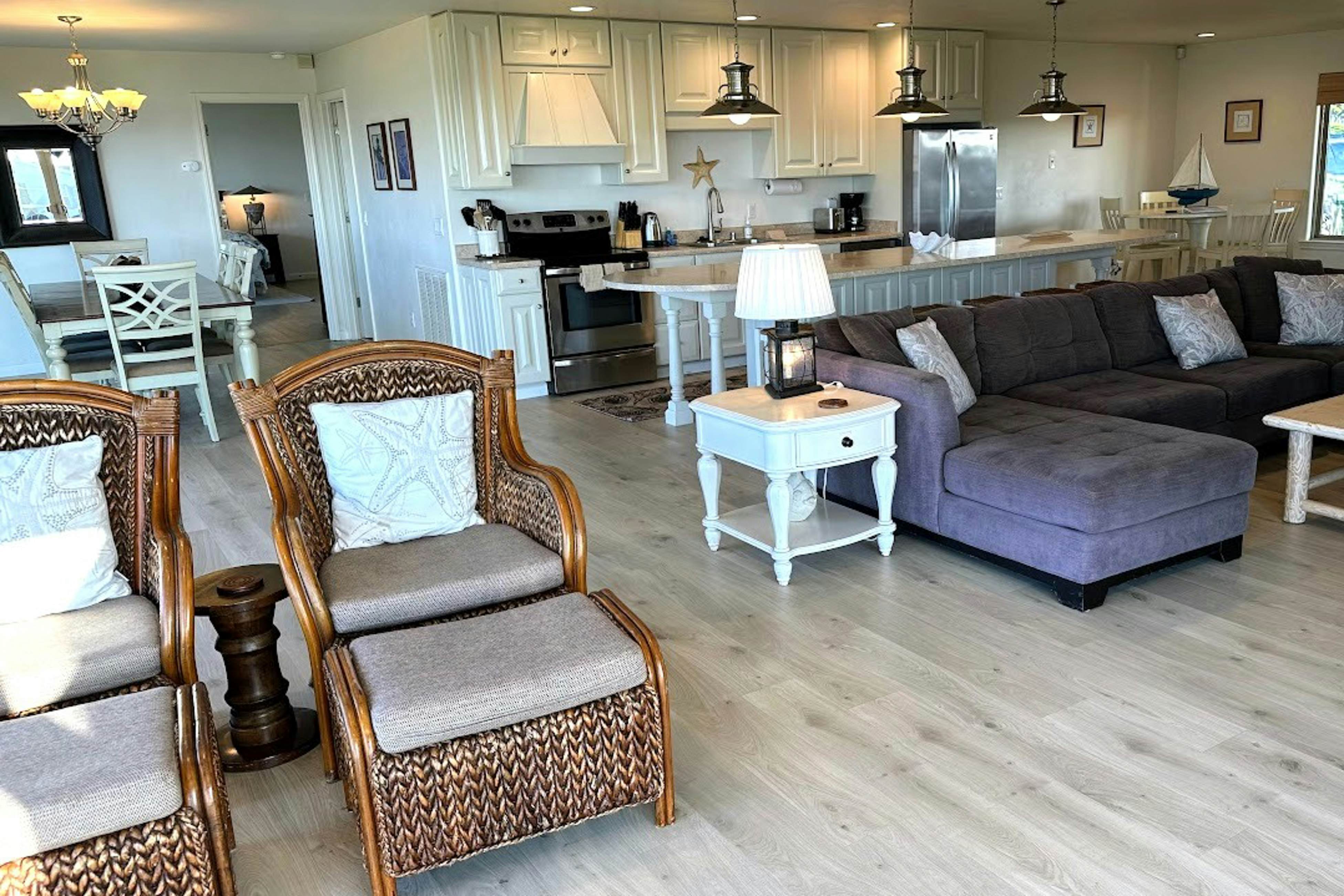 Oceanfront Haven: Hot Tub & Private Beach Access