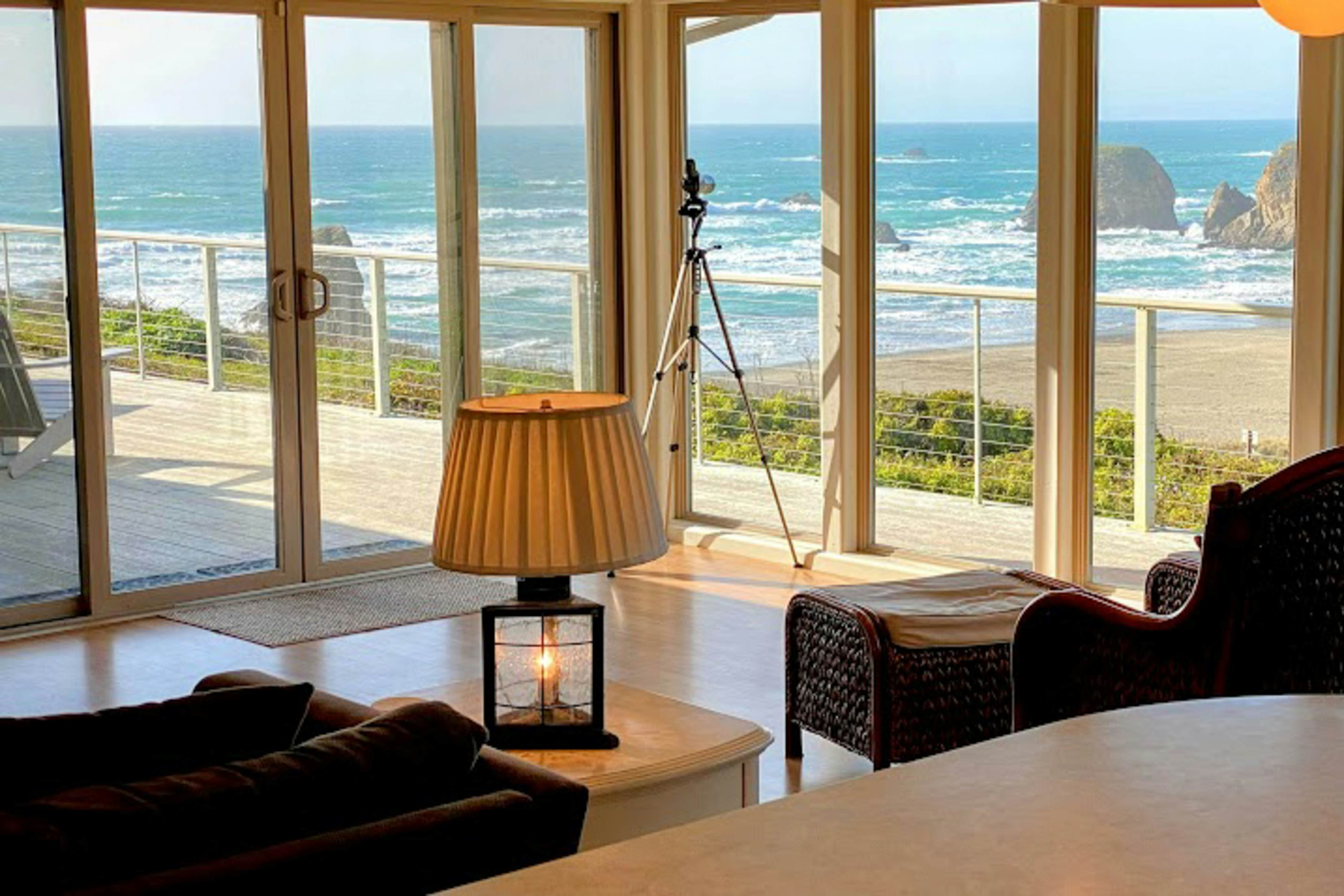 Oceanfront Haven: Hot Tub & Private Beach Access