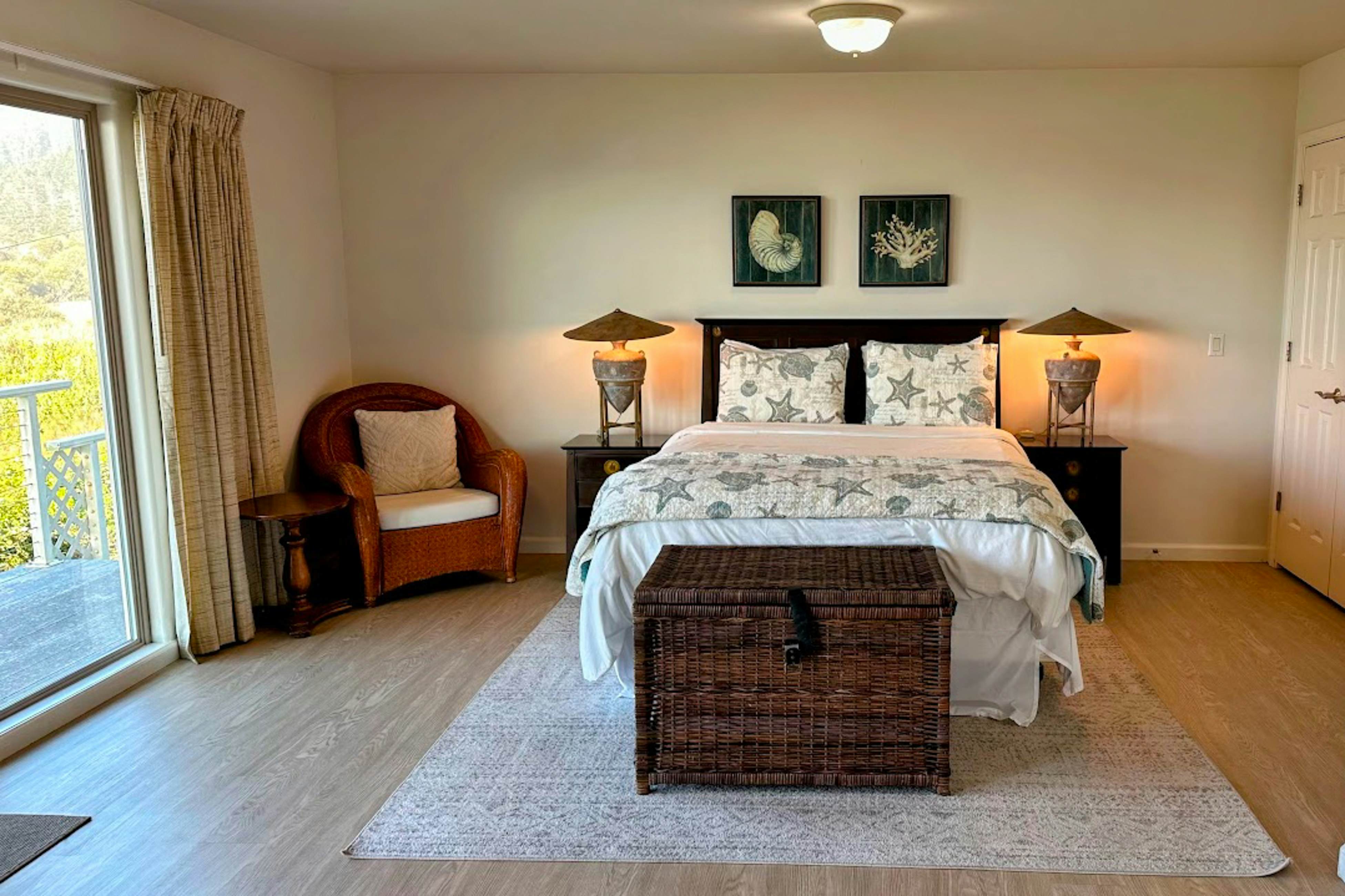 Oceanfront Haven: Hot Tub & Private Beach Access