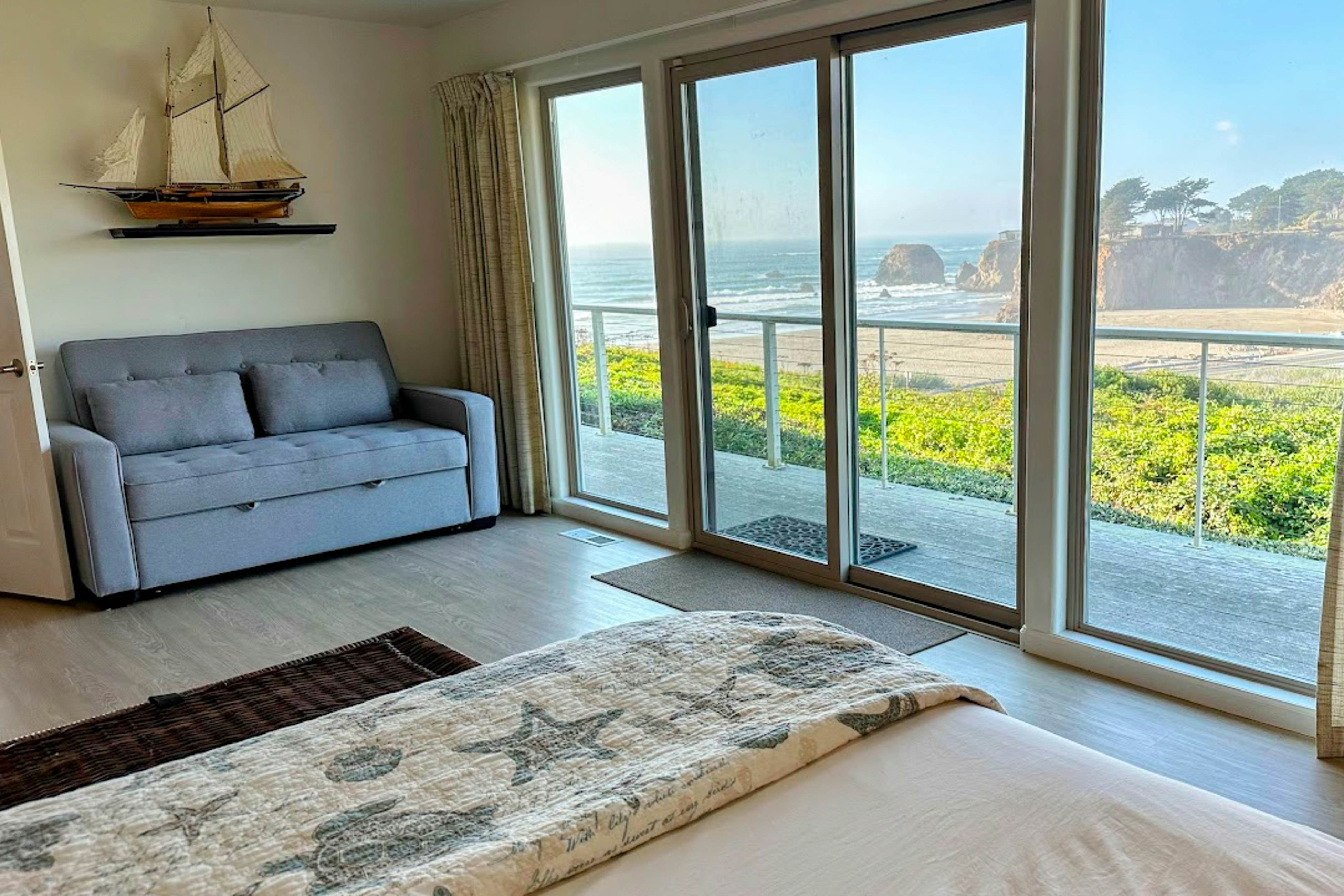 Oceanfront Haven: Hot Tub & Private Beach Access