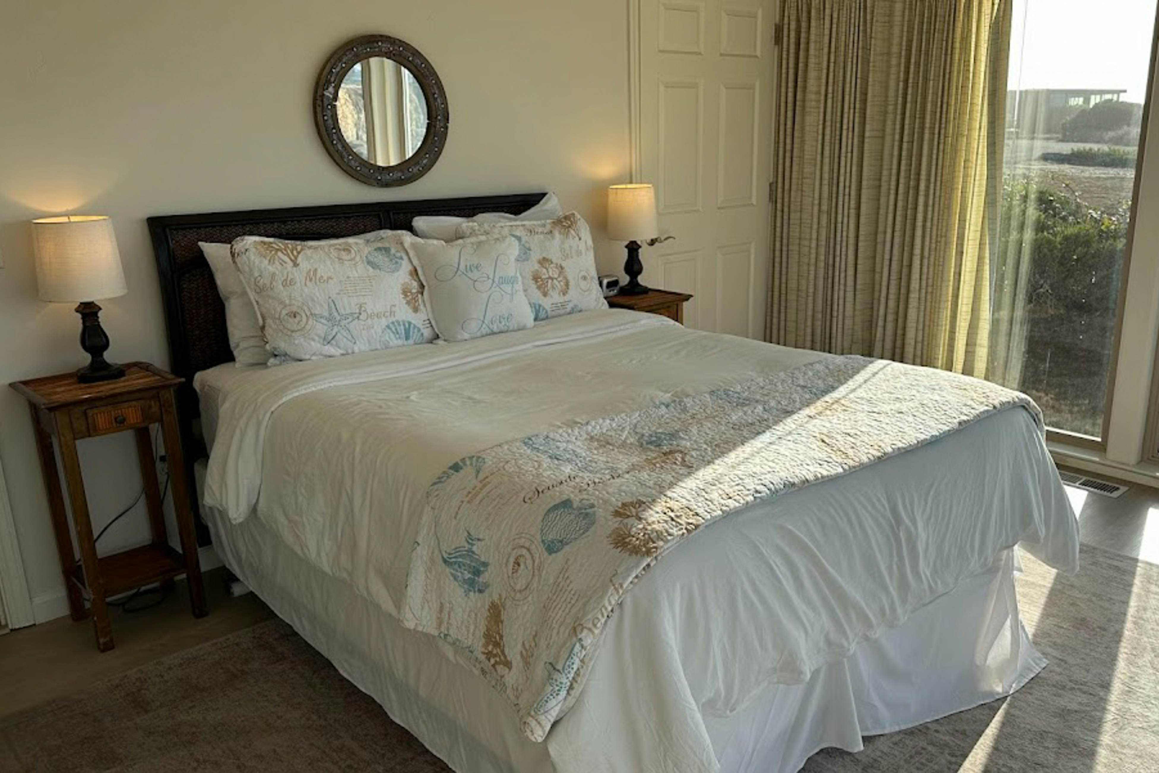 Oceanfront Haven: Hot Tub & Private Beach Access