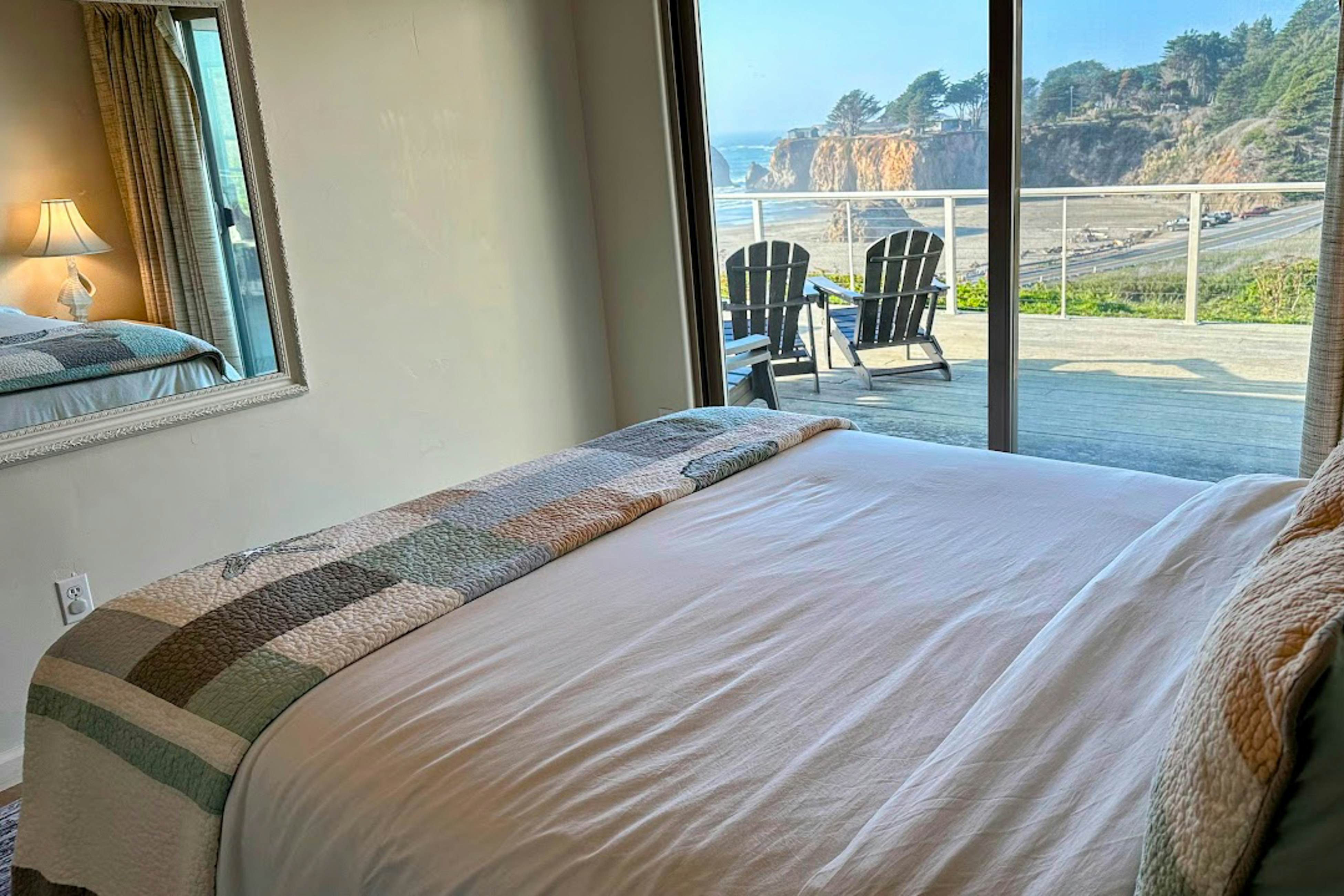 Oceanfront Haven: Hot Tub & Private Beach Access