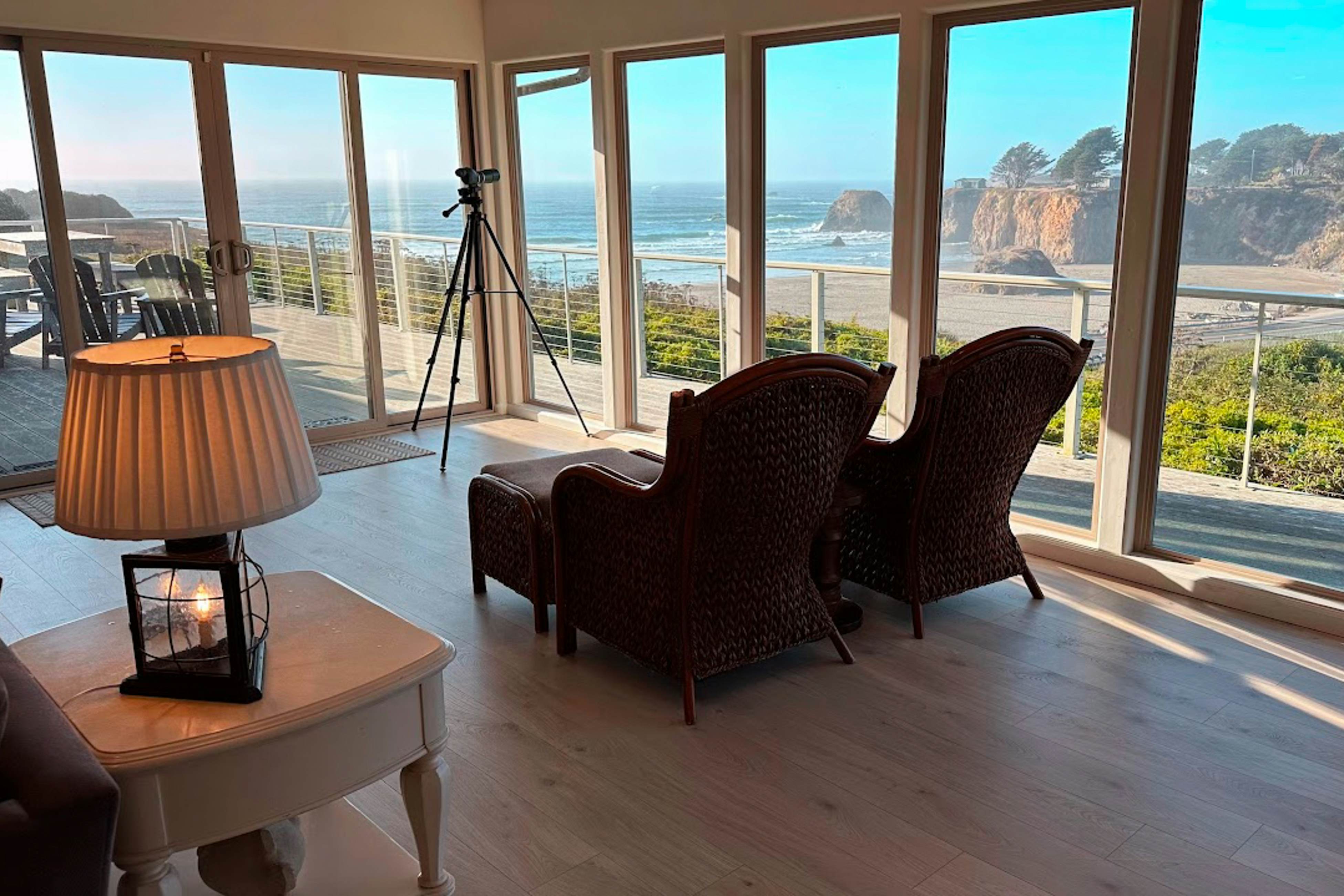 Oceanfront Haven: Hot Tub & Private Beach Access