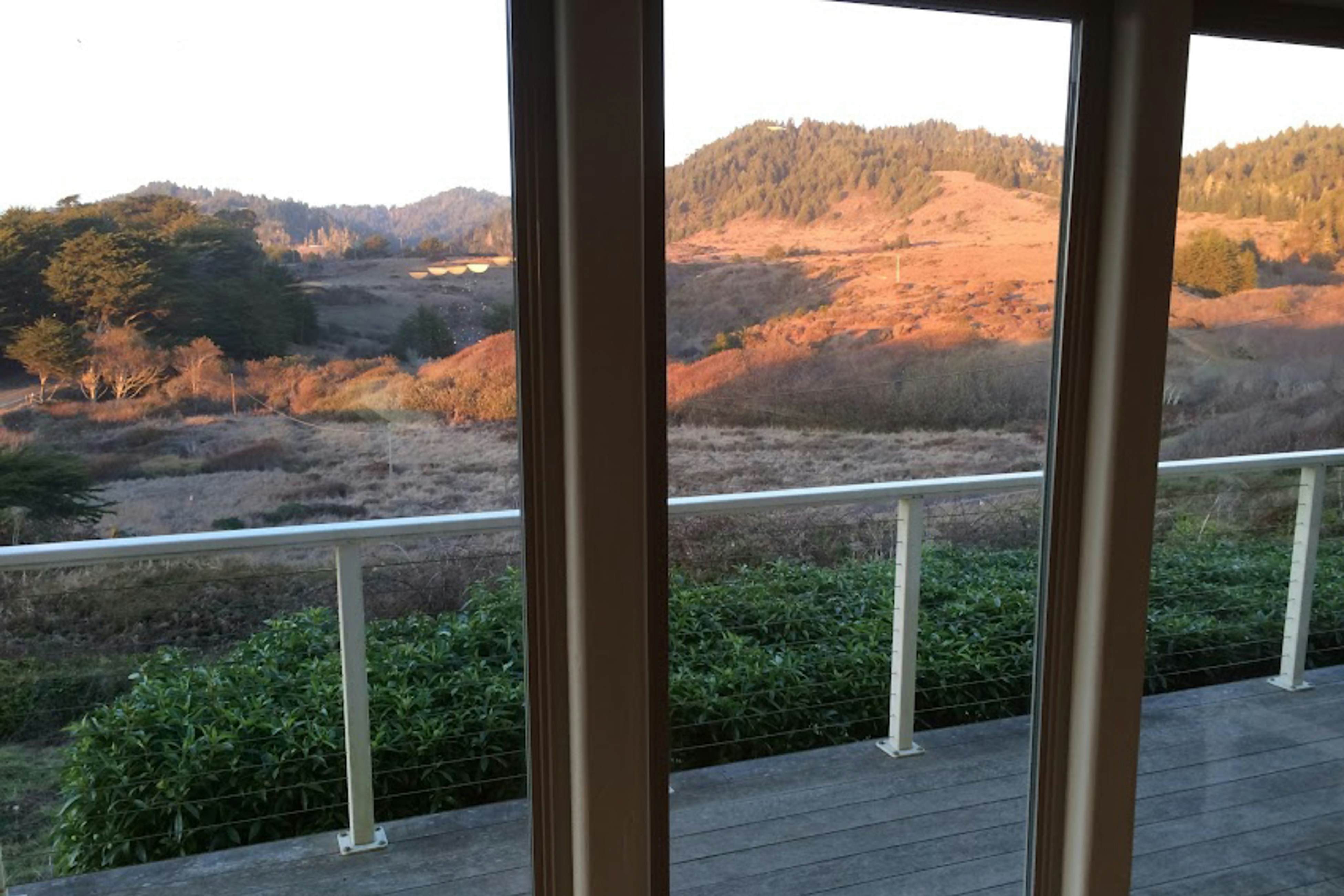 Oceanfront Haven: Hot Tub & Private Beach Access