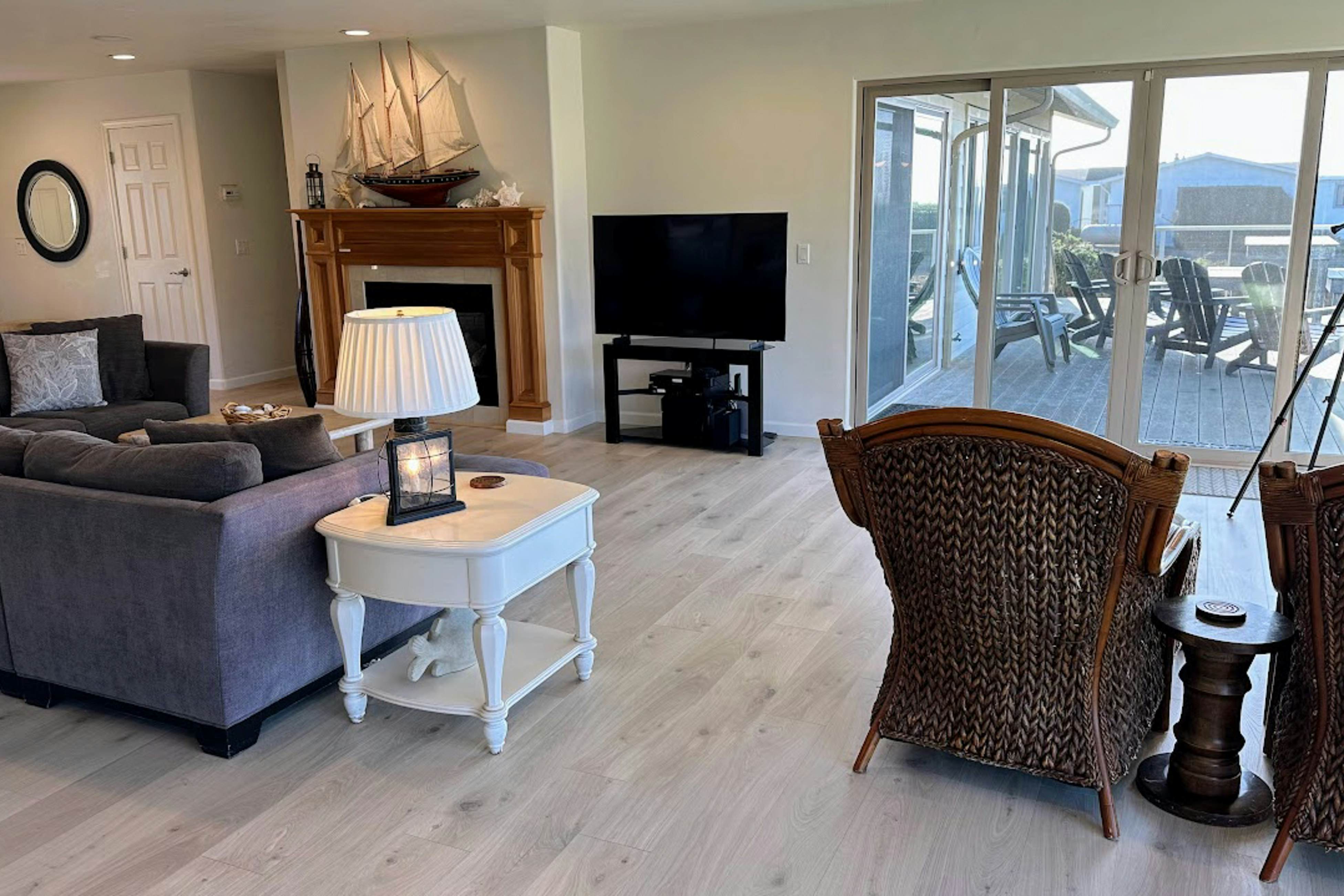 Oceanfront Haven: Hot Tub & Private Beach Access