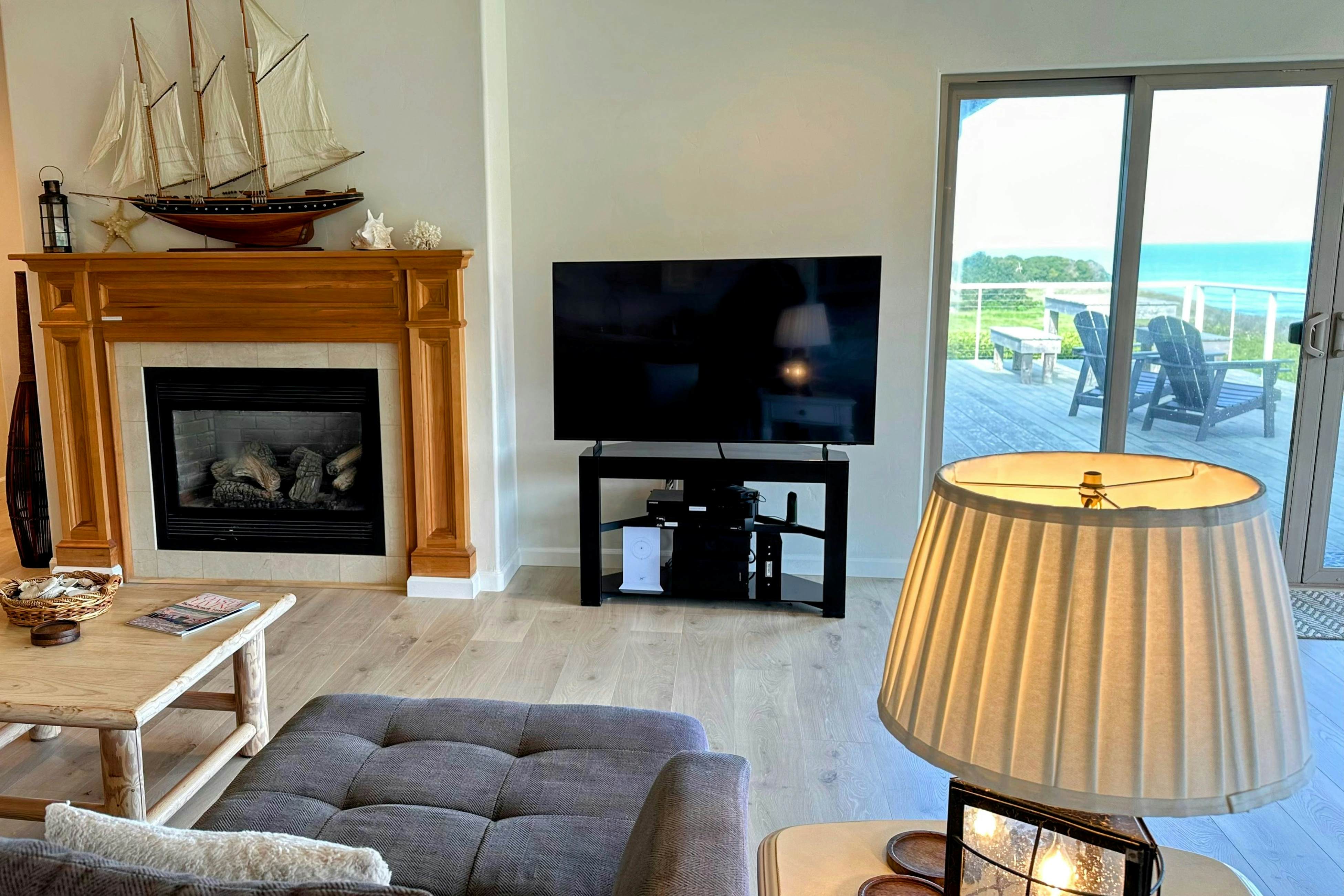 Oceanfront Haven: Hot Tub & Private Beach Access