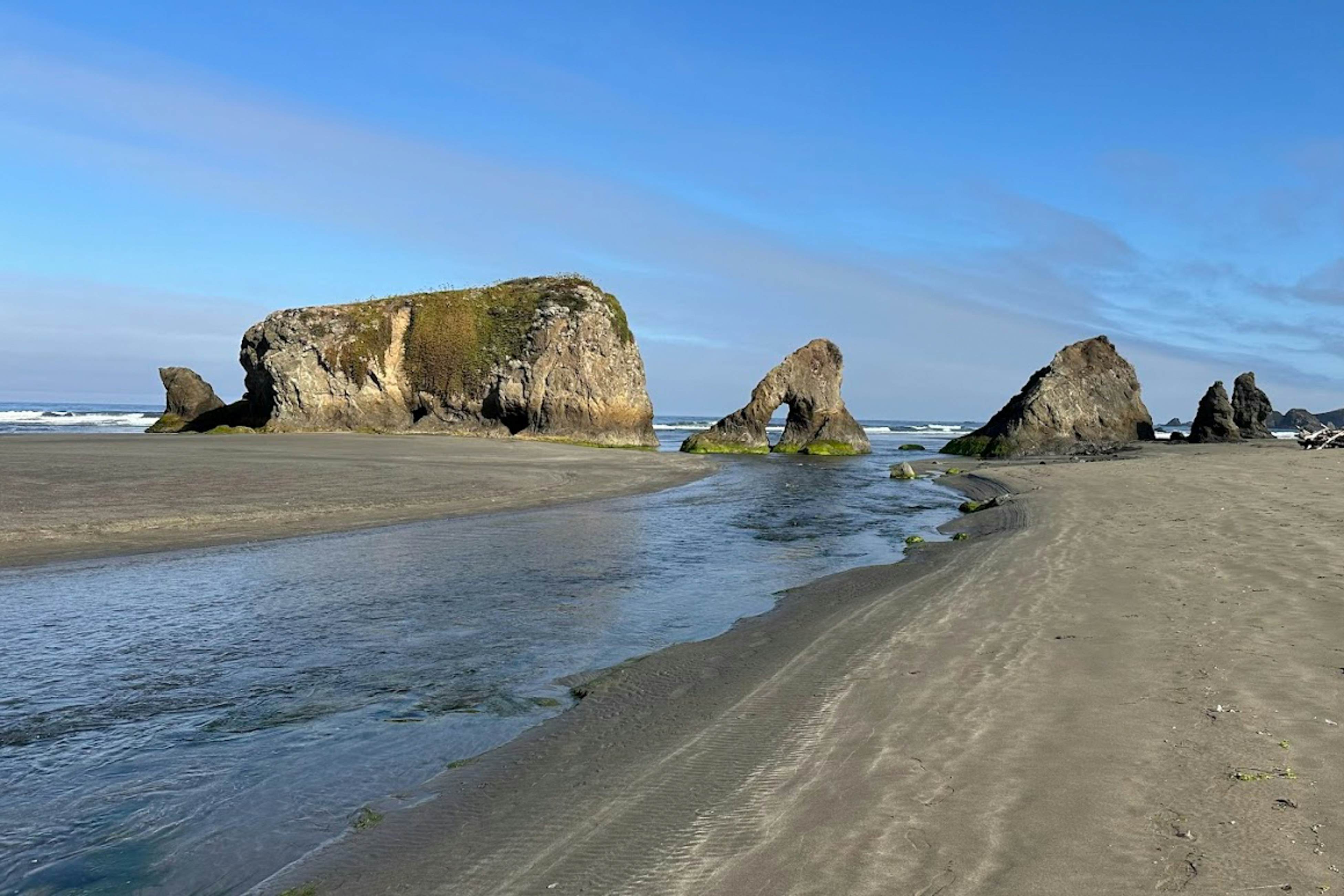 Oceanfront Haven: Hot Tub & Private Beach Access