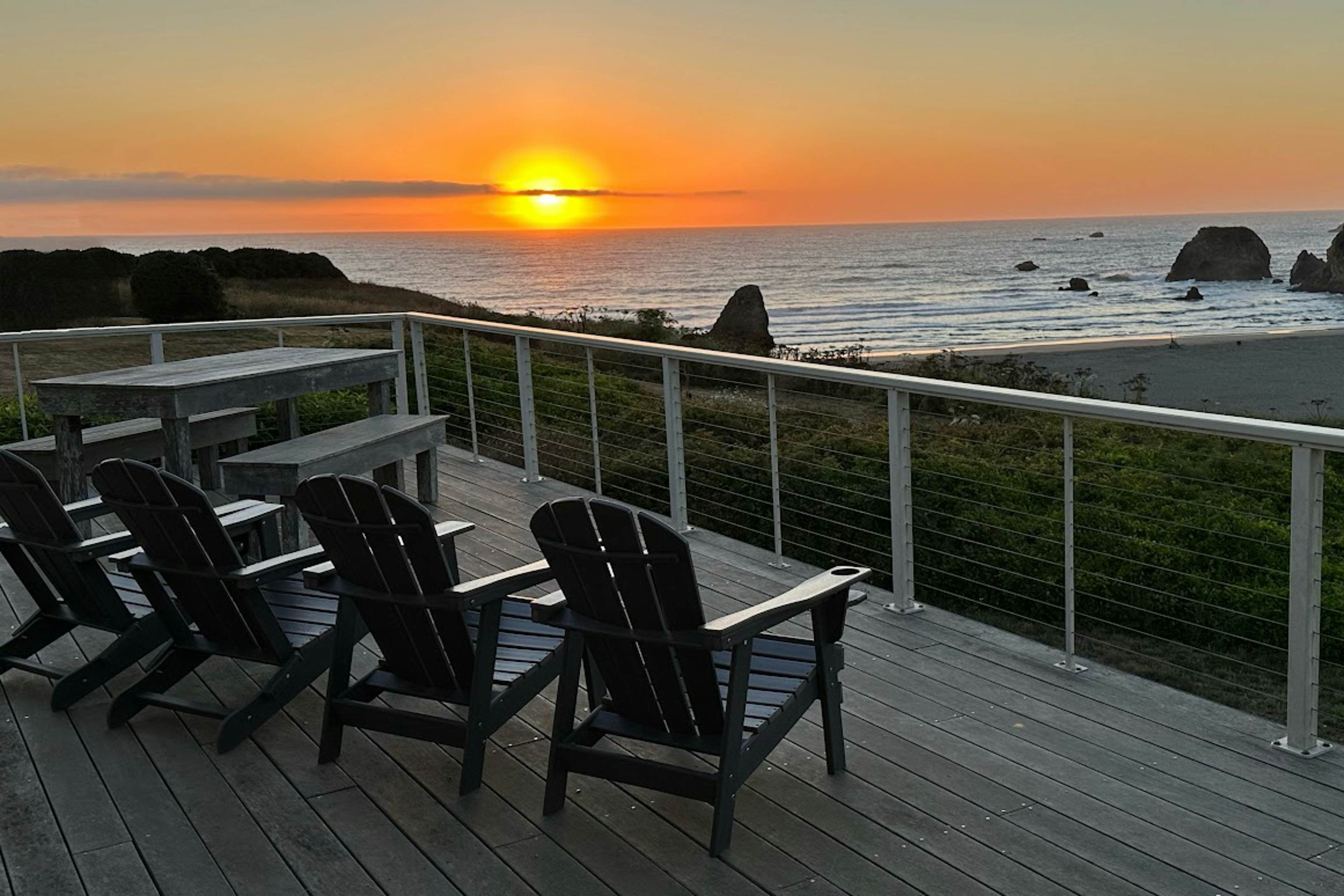 Oceanfront Haven: Hot Tub & Private Beach Access