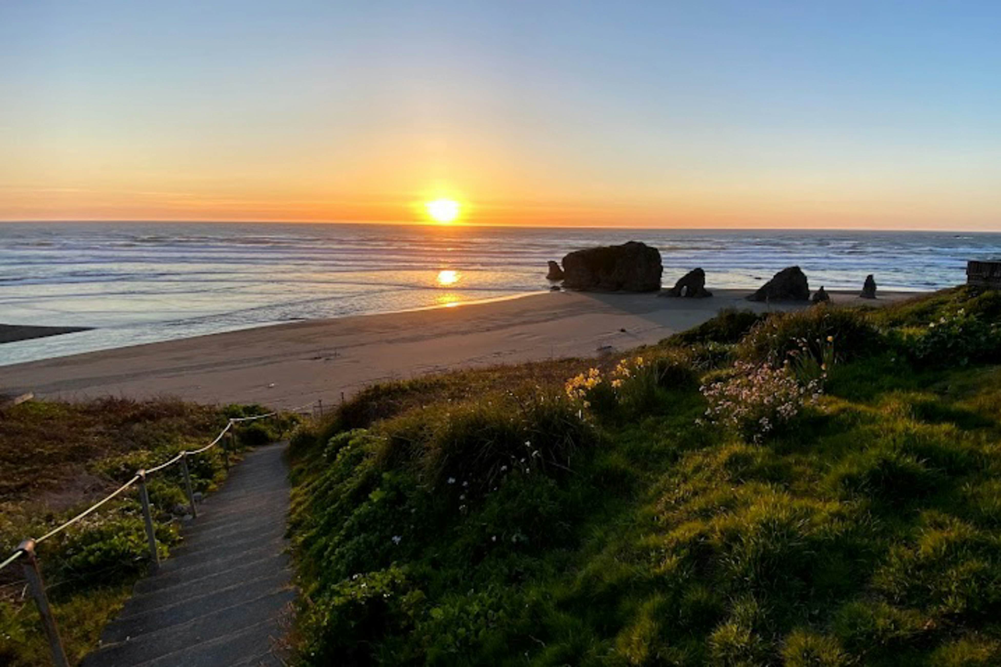 Oceanfront Haven: Hot Tub & Private Beach Access
