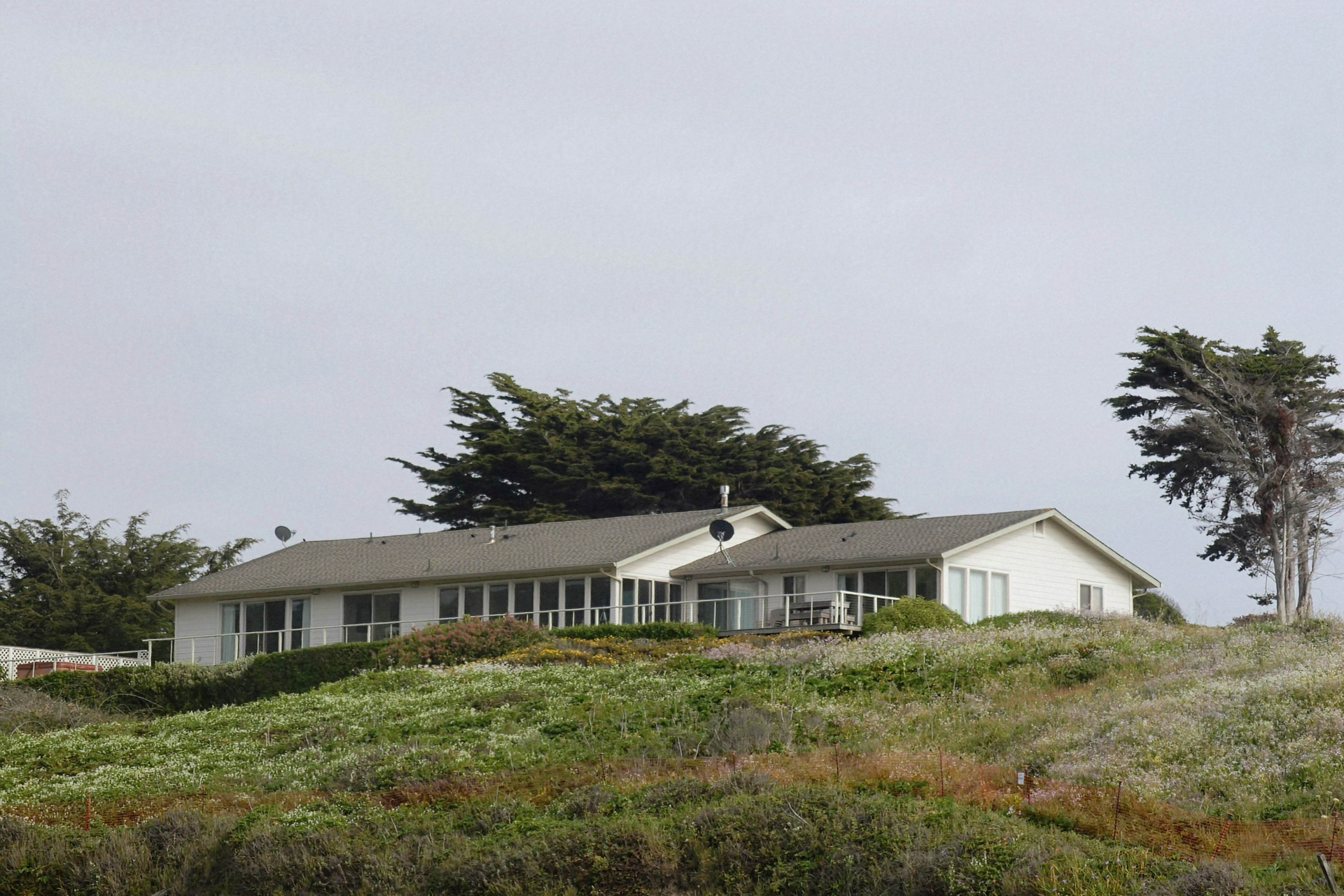 Oceanfront Haven: Hot Tub & Private Beach Access
