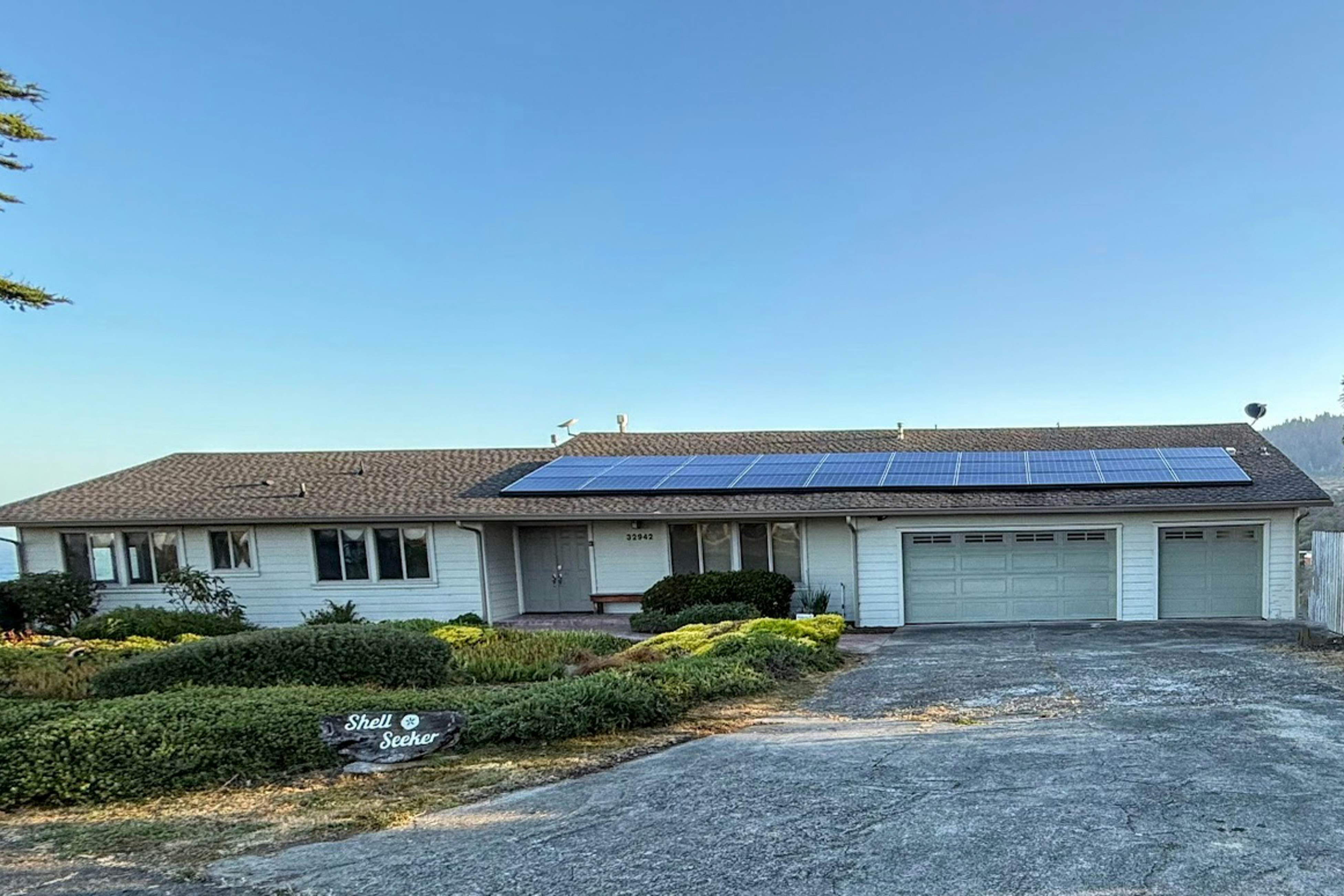Oceanfront Haven: Hot Tub & Private Beach Access